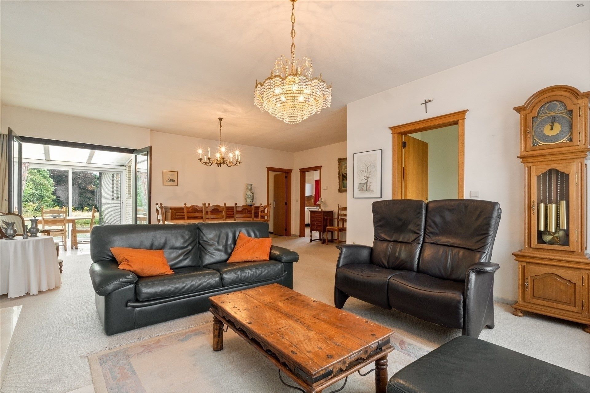 Goed onderhouden, ruime bungalow op 594m² grond foto 4