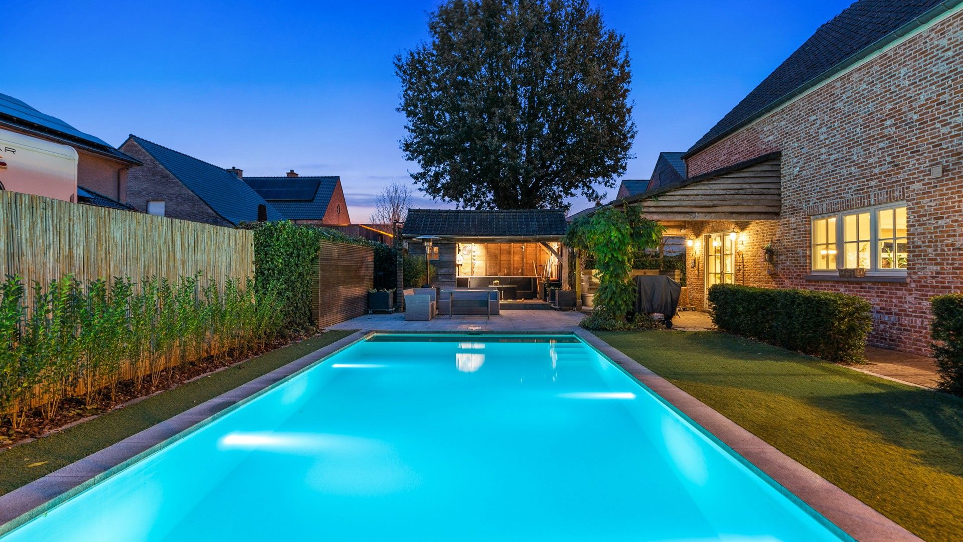 High-end instapklare villa met zwembad en poolhouse foto 46