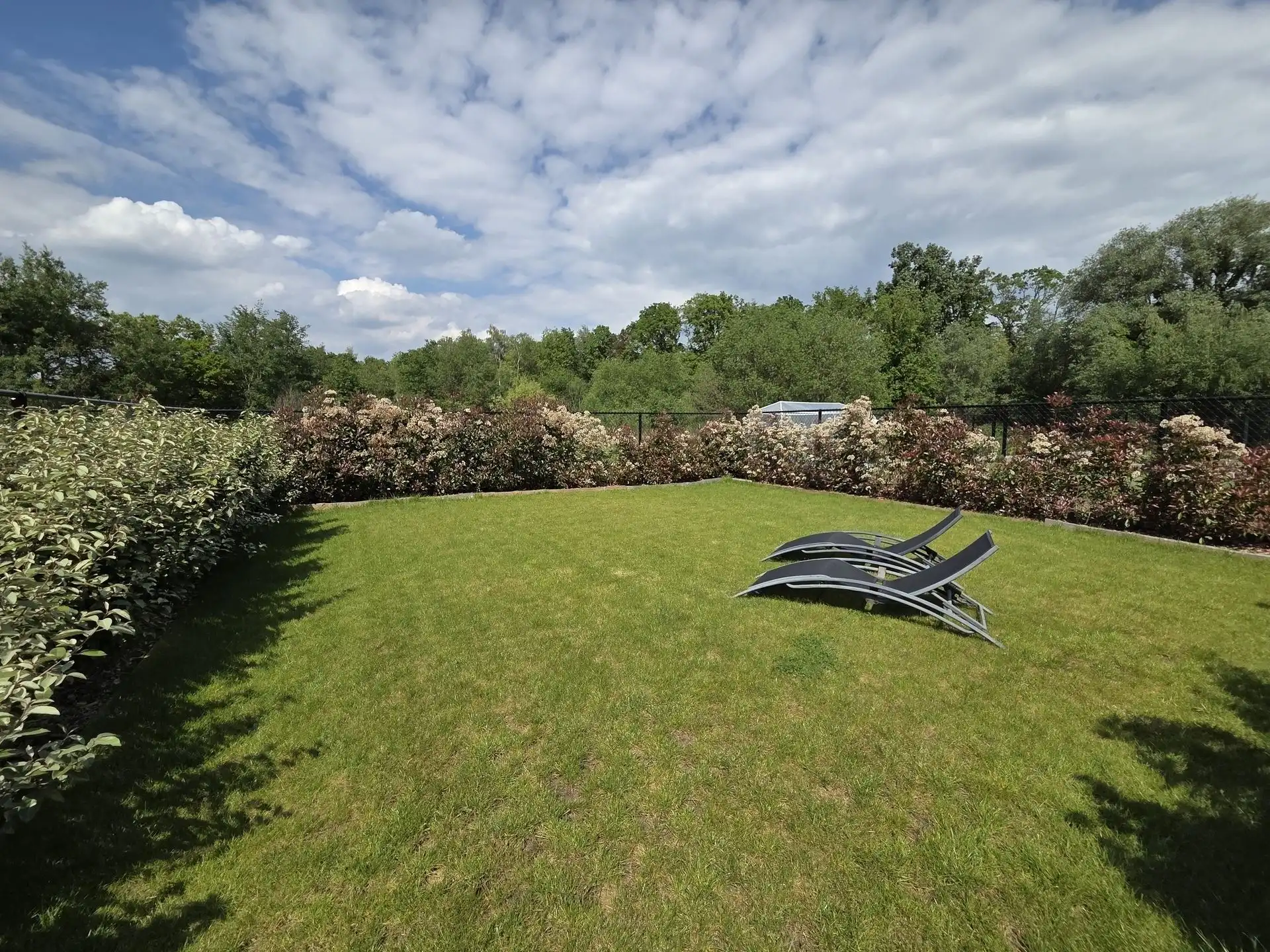 Prachtige nieuwbouw BEN-woning met 5 slpk, 3 badkm en verzorgde tuin. Uitermate rustig gelegen. foto 3
