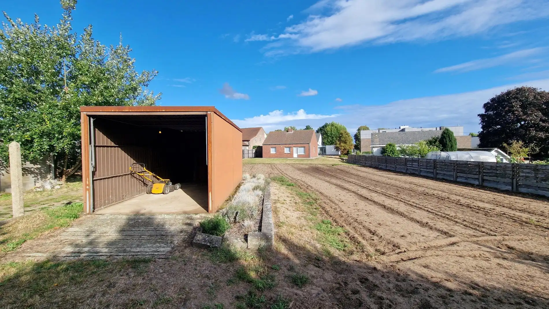 Open bebouwing met ruime tuin en garage foto 13