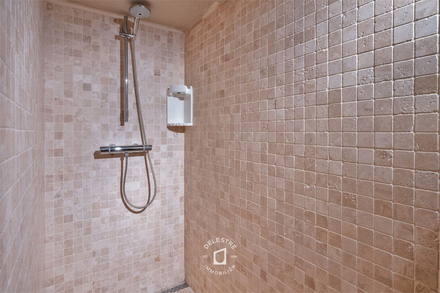 INSTAPKLARE GEZINSWONING MET GARAGE IN RUSTIGE STRAAT foto 18