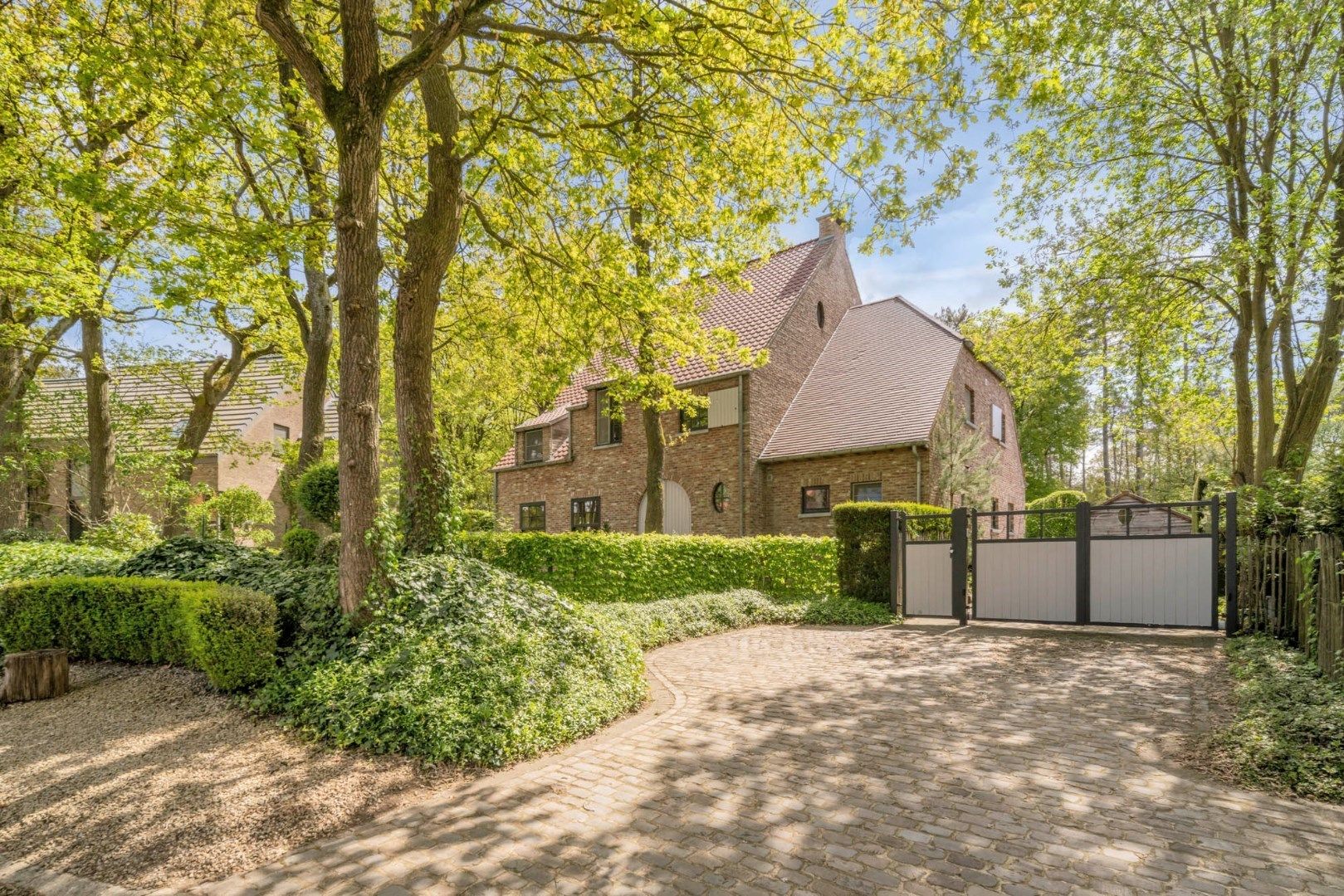 Villa met zwembad en stijlvolle tuin, dubbele carport en 5 slaapkamers in Genk, Gelieren.  EPC-energielabel B, zuidelijke tuinoriëntatie, 5 slaapkamers, 3 badka foto 3