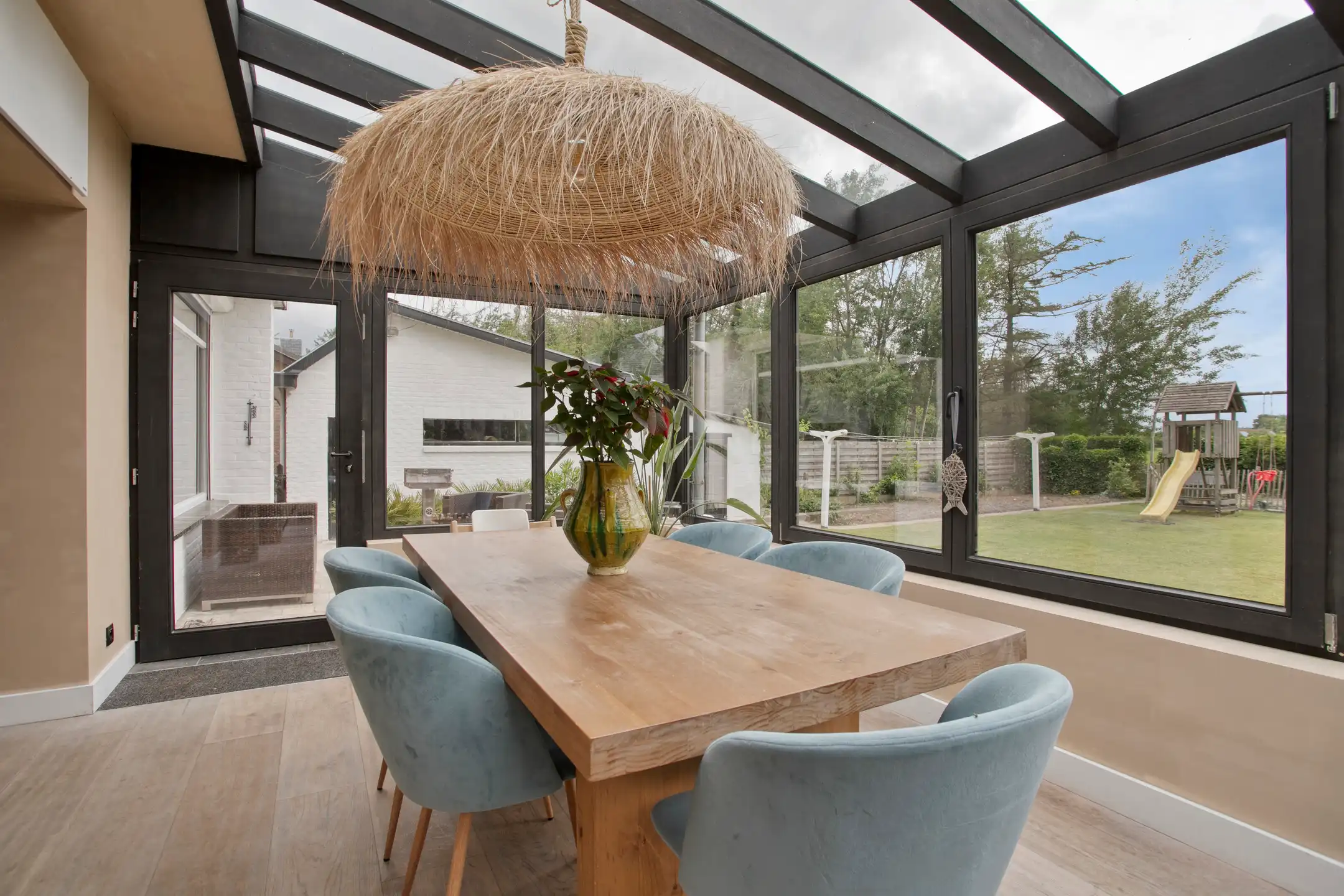 Volledig gerenoveerde vrijstaande woning met garage foto 10