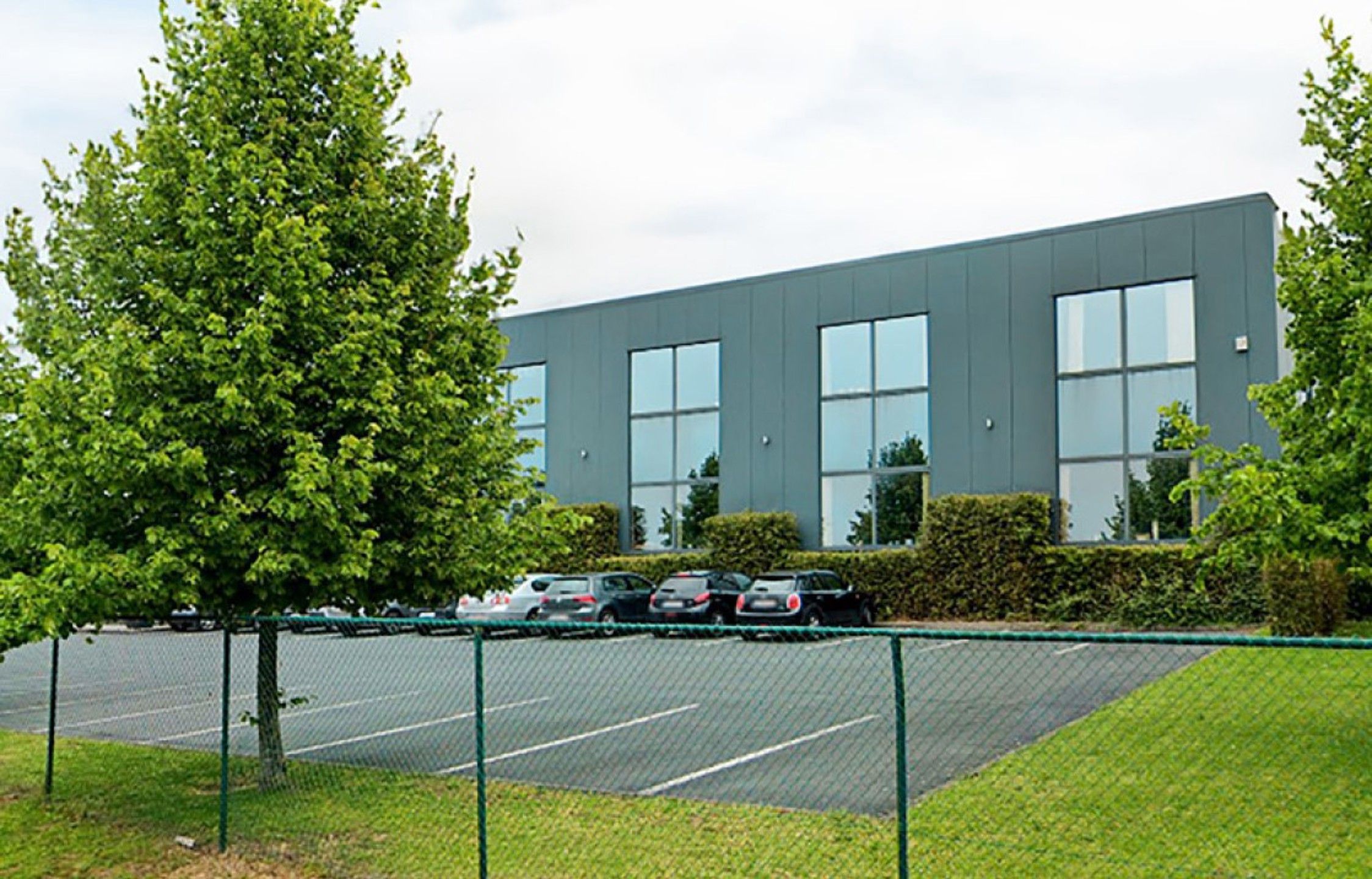 Bedrijfsgebouw : magazijn 7.316m² en kantoor 1.361m² te huur foto 2