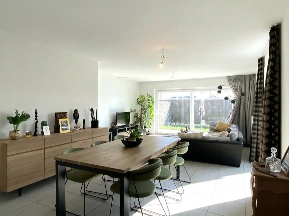 VERRASSEND RUIME WONING GELEGEN IN RUSTIGE WOONWIJK TE PITTEM foto 3