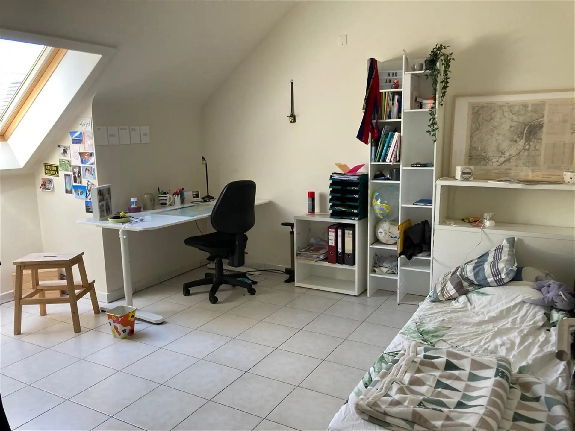 Gunstig gelegen verrassend ruim 2 slaapkamer dakappartement. foto 16