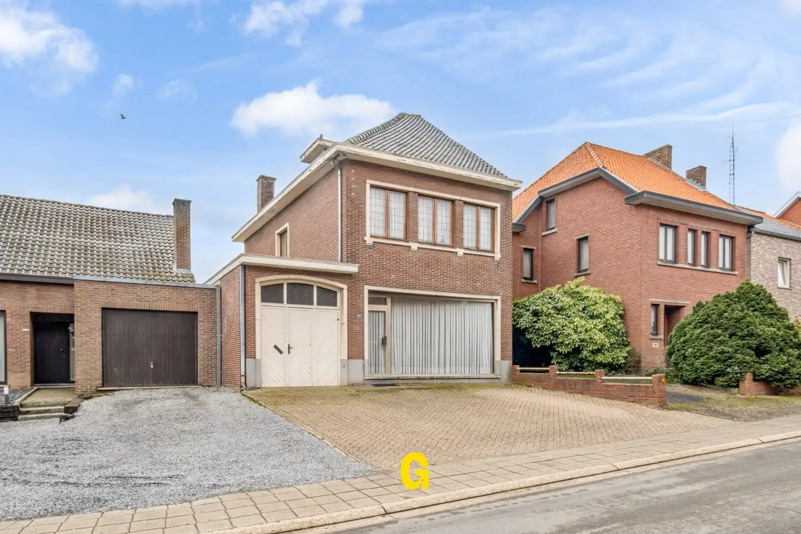 Hoofdfoto van de publicatie: Te renoveren woning met 3 slaapkamers, inpandige garage en tuin