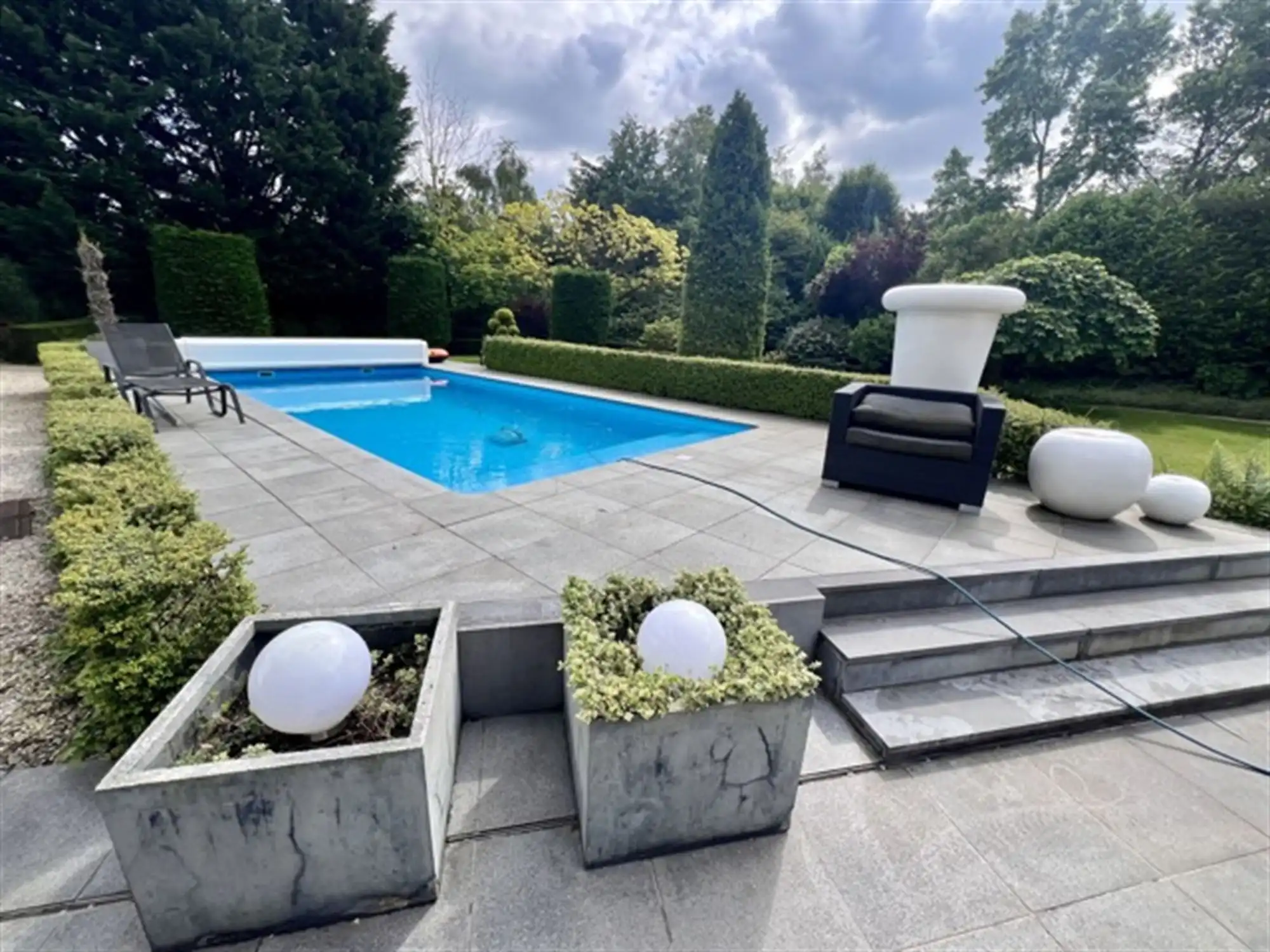 Villa met binnen en buitenzwembad foto 34