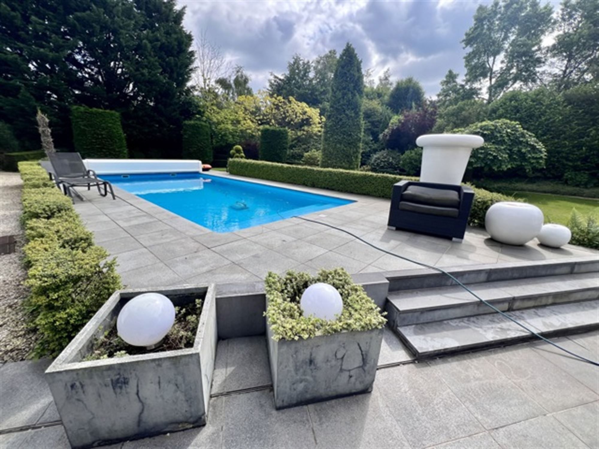 Villa met binnen en buitenzwembad foto 34