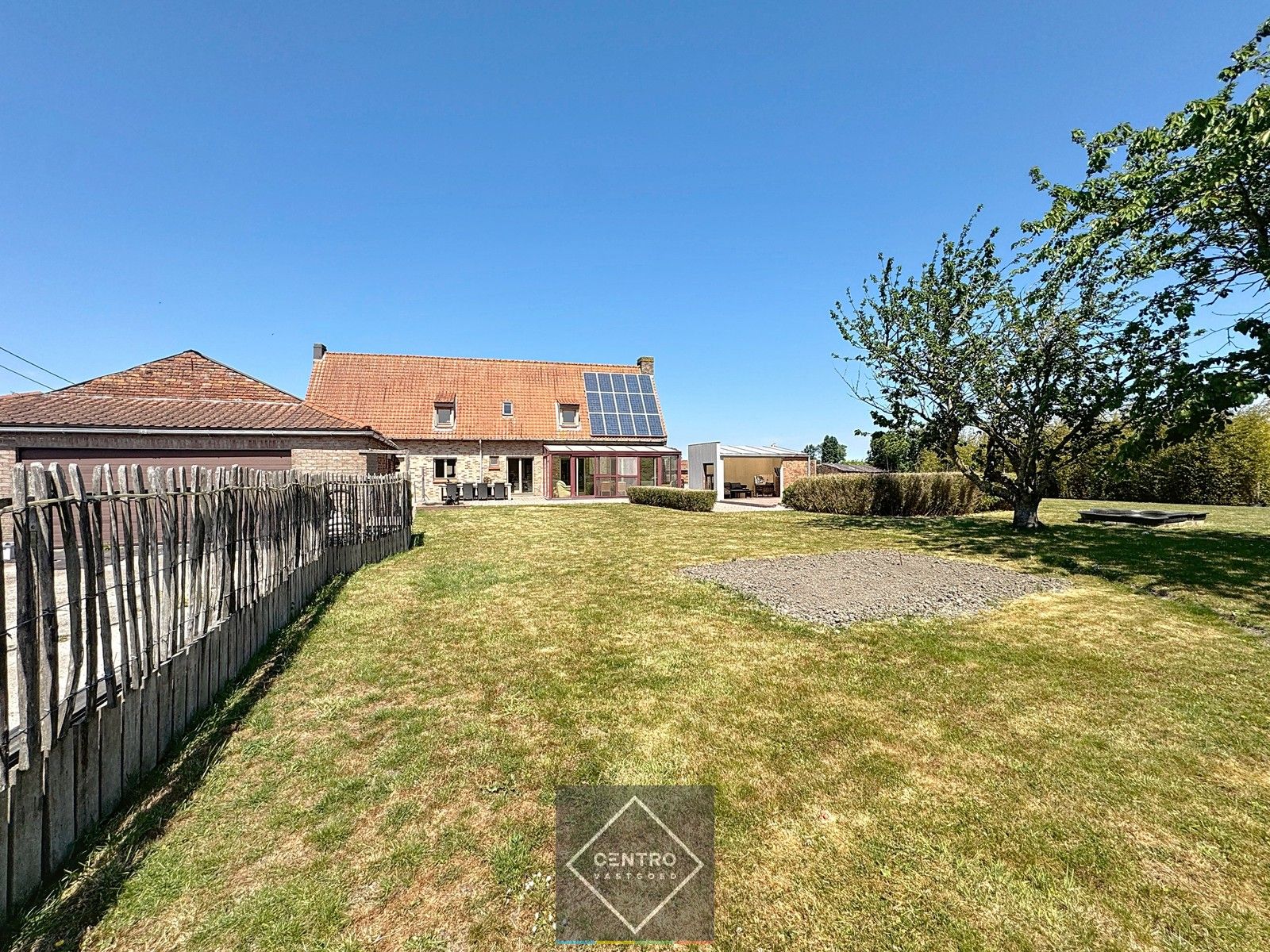 Idyllisch gelegen woning op 10.162m2 grond! foto 2