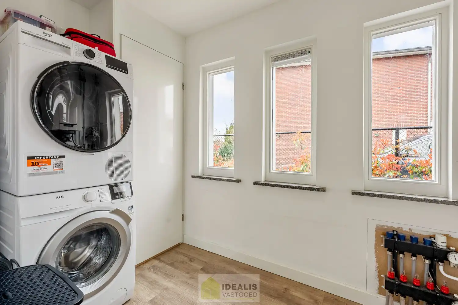 Recent gerenoveerde en perfect onderhouden eengezinswoning met lichtrijke leefruimte, praktisch uitgeruste keuken, 3 slaapkamers, knappe badkamer en knap bijgebouw! foto 24