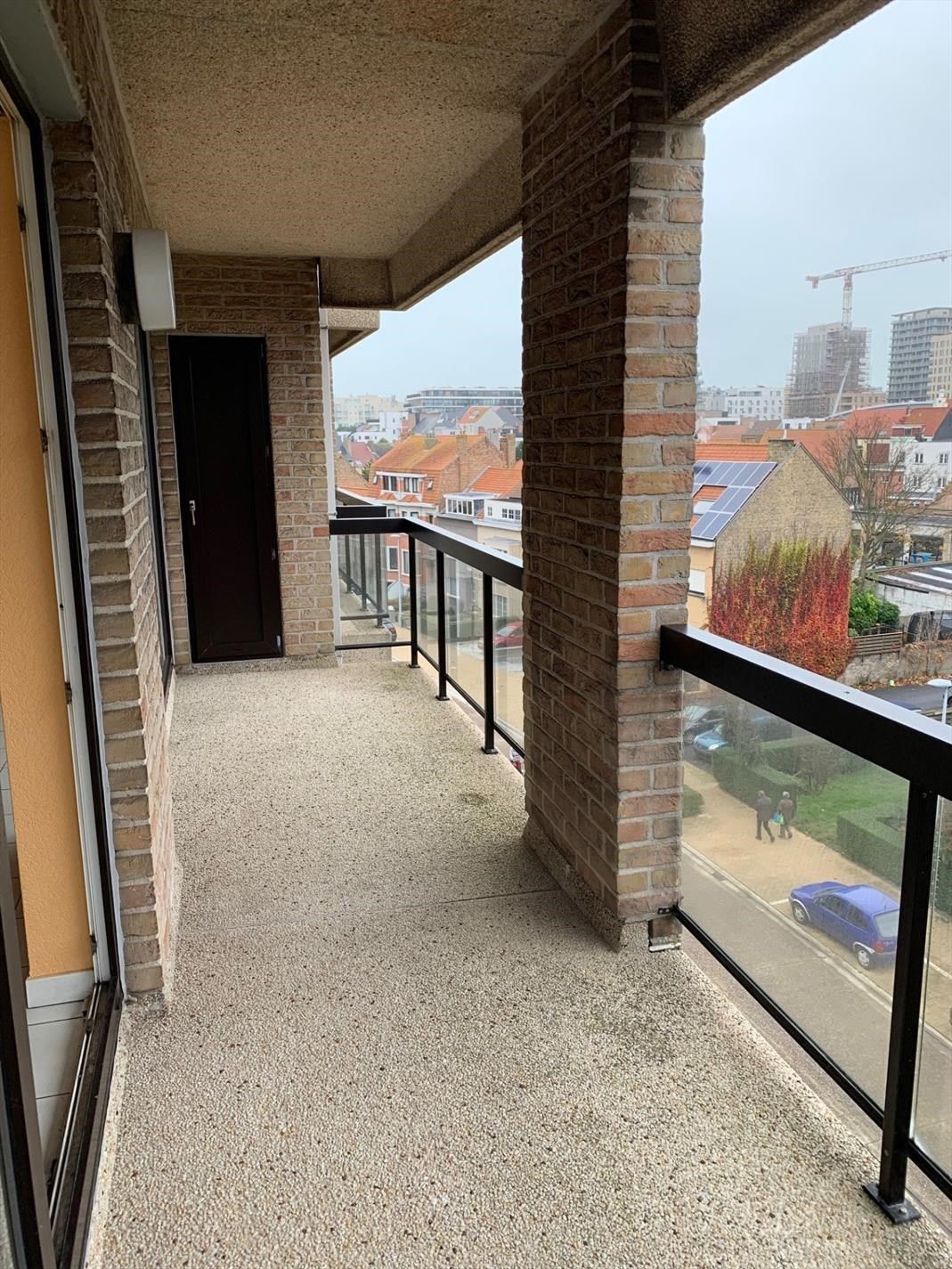 Ongemeubeld tweeslaapkamerappartement met prachtig zicht vanop groot terras foto 13