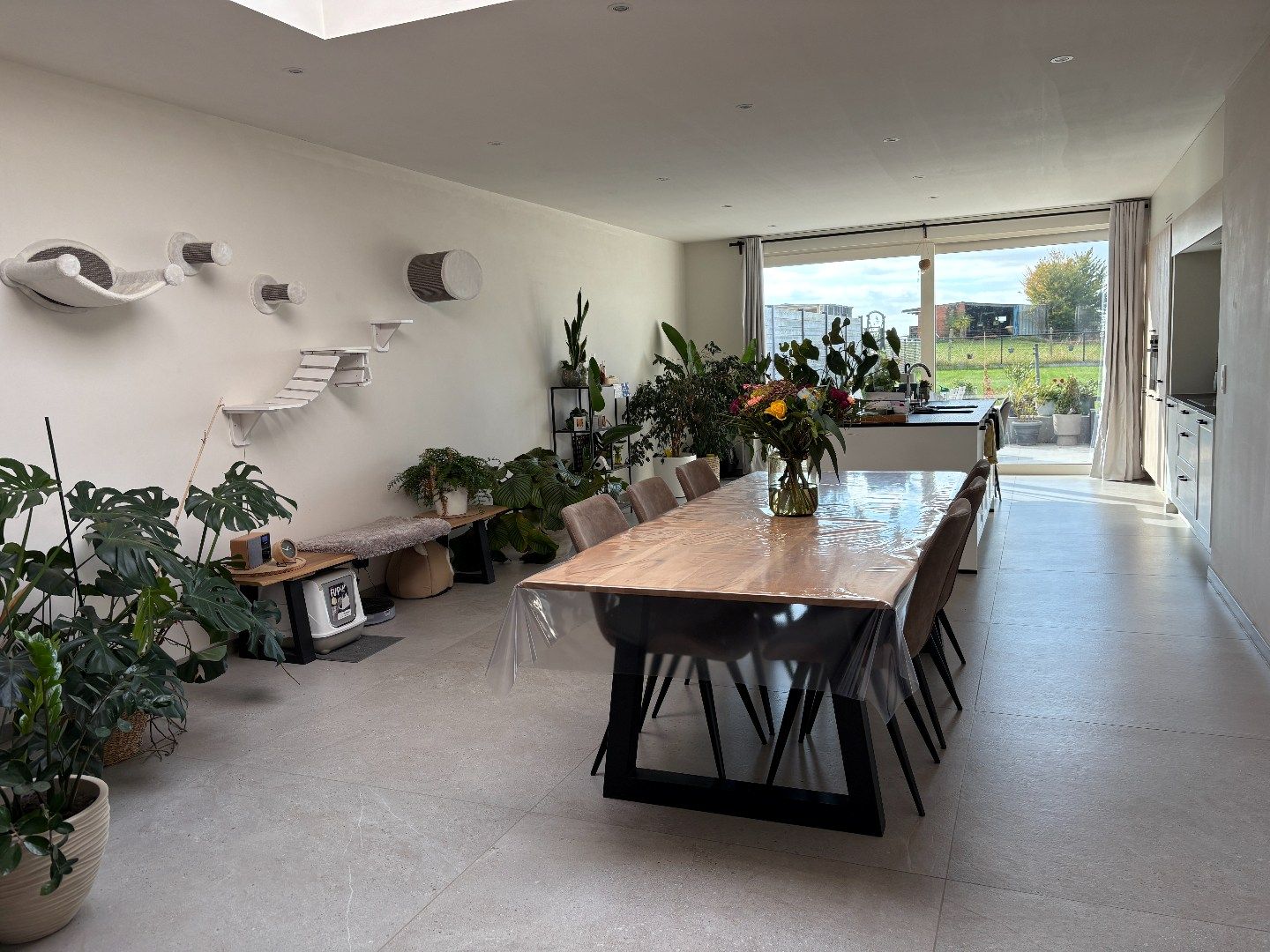 Prachtig gerenoveerde rijwoning met 3 slaapkamers! foto {{pictureIndex}}