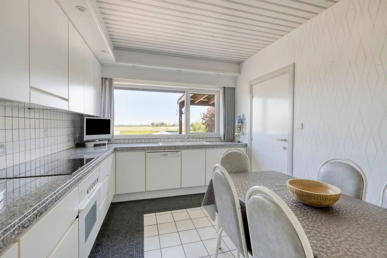 Karaktervolle, vrijstaande woning met 3 slaapkamers en inpandige garage op een prachtig perceel van 12a36ca te Maaseik foto 8