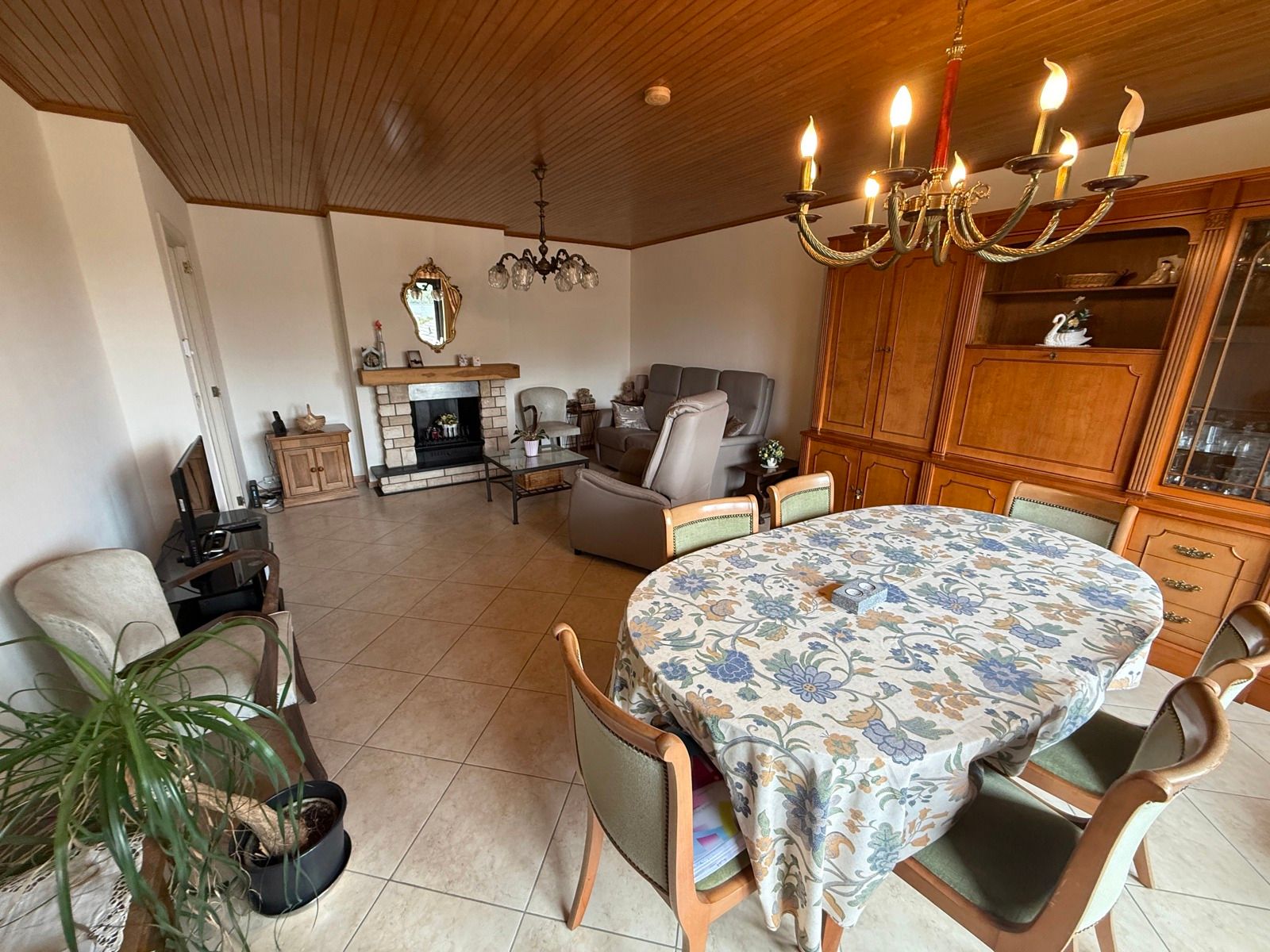 Appartement (2e verdieping) met 2 slaapkamers en garage foto {{pictureIndex}}