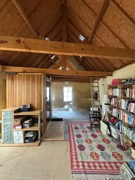 🏡 Uniek en authentiek pand vol karakter en mogelijkheden. Ruime woning, multifunctionele bijgebouwen en een charmante, omsloten tuin. foto 15