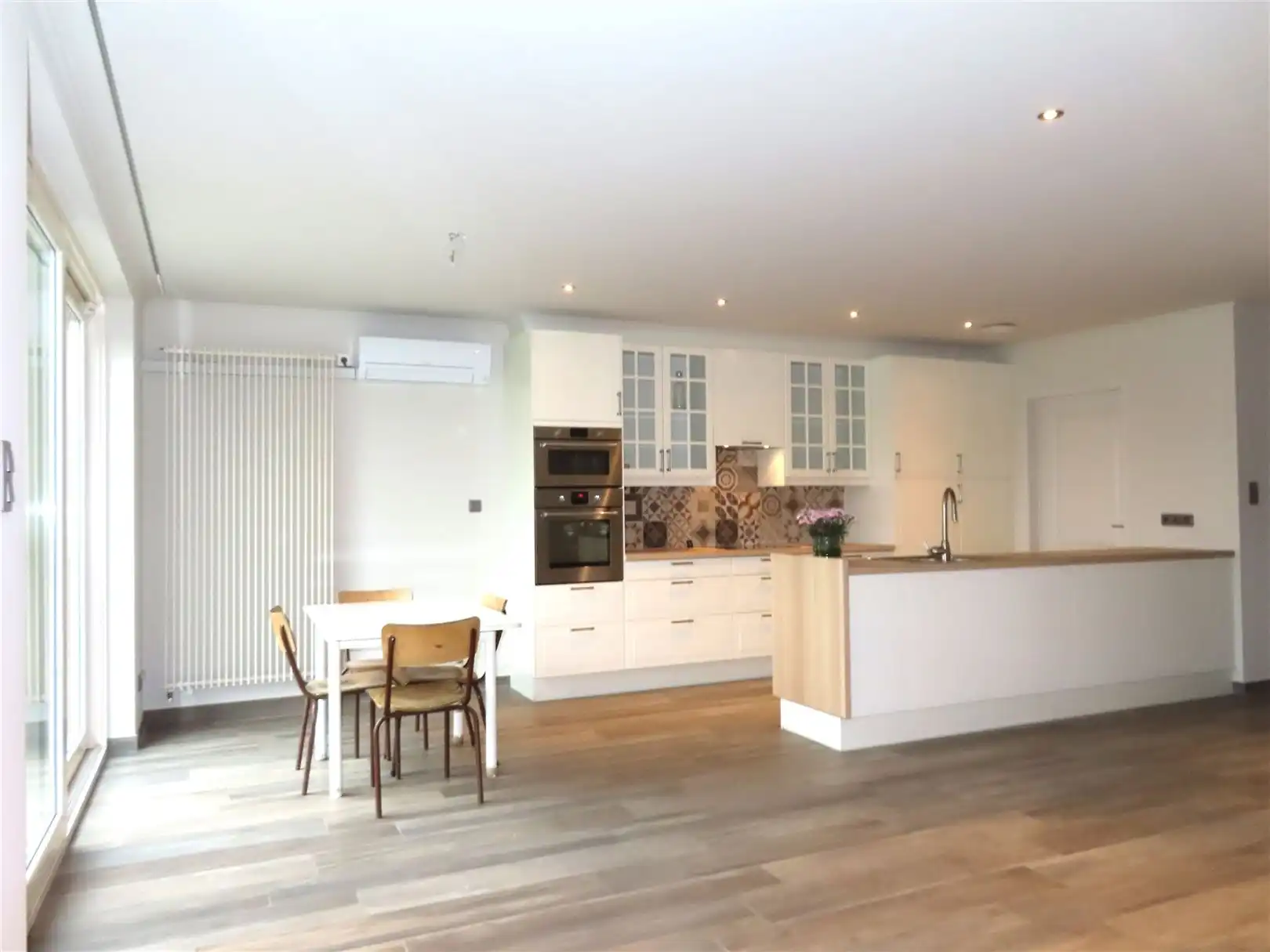 TE HUUR: Gesloten bebouwing met 4 slaapkamers in Koersel! foto 2