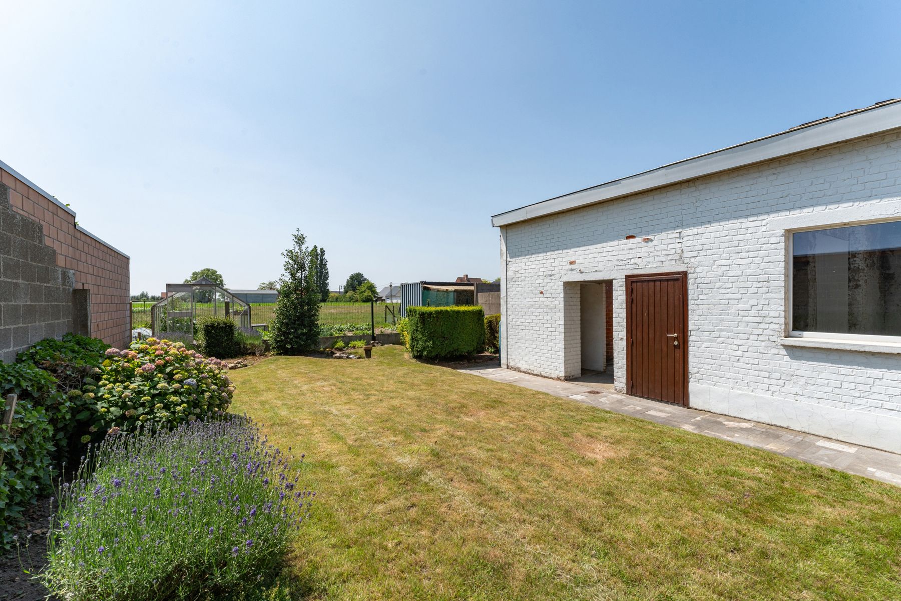 Statige woning met ruime loods foto 21