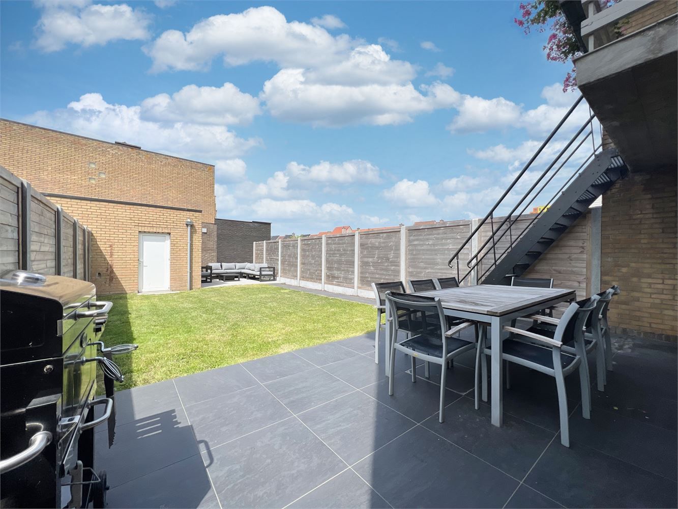 Instapklare, ruime gezinswoning met 2 garages + tuin! foto 13