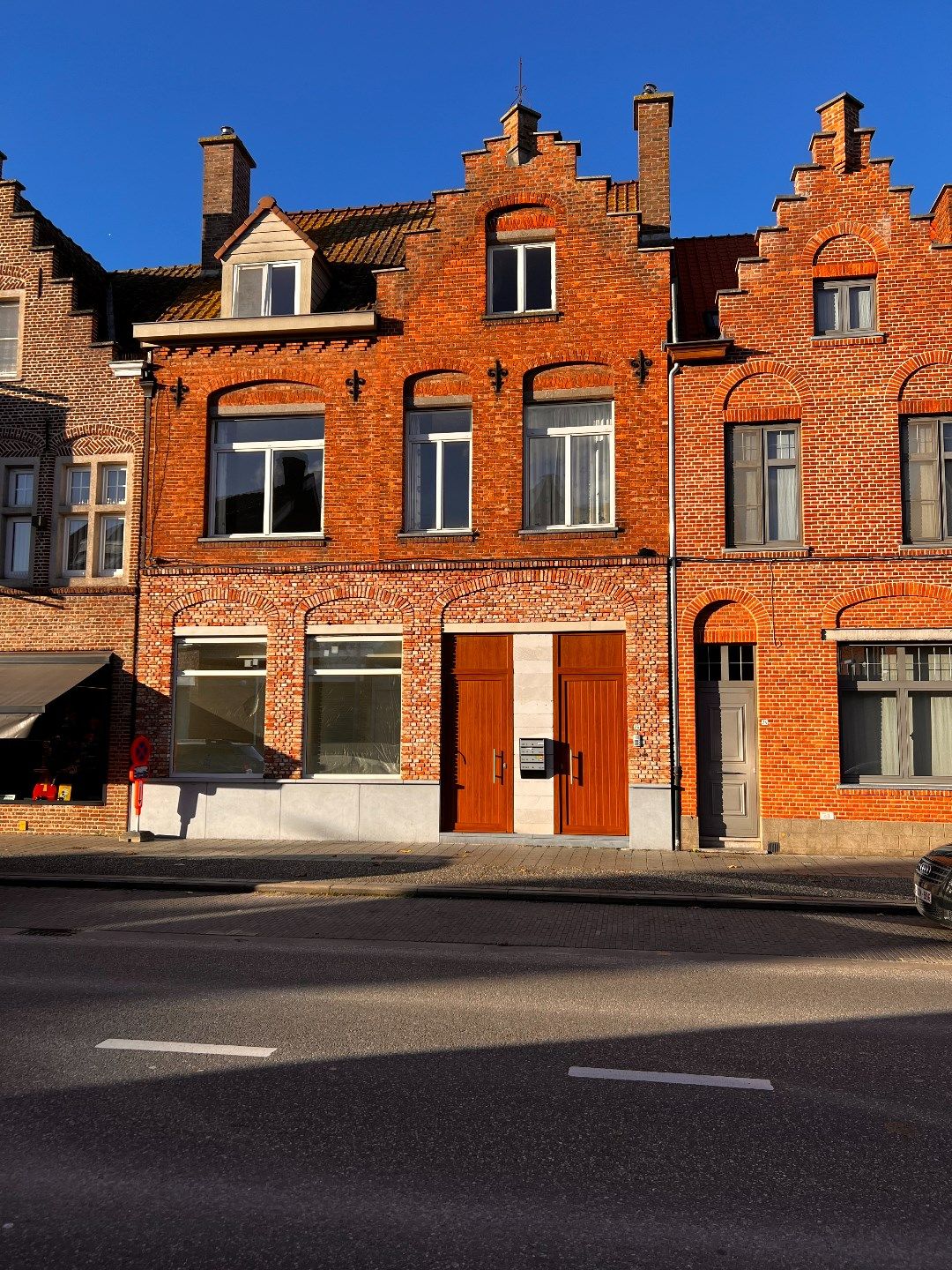 VOLLEDIGE VERNIEUWDE BENEDENWONING MET 2 SLAAPKAMERS EN RUIM TERRAS IN CENTRUM IEPER foto {{pictureIndex}}