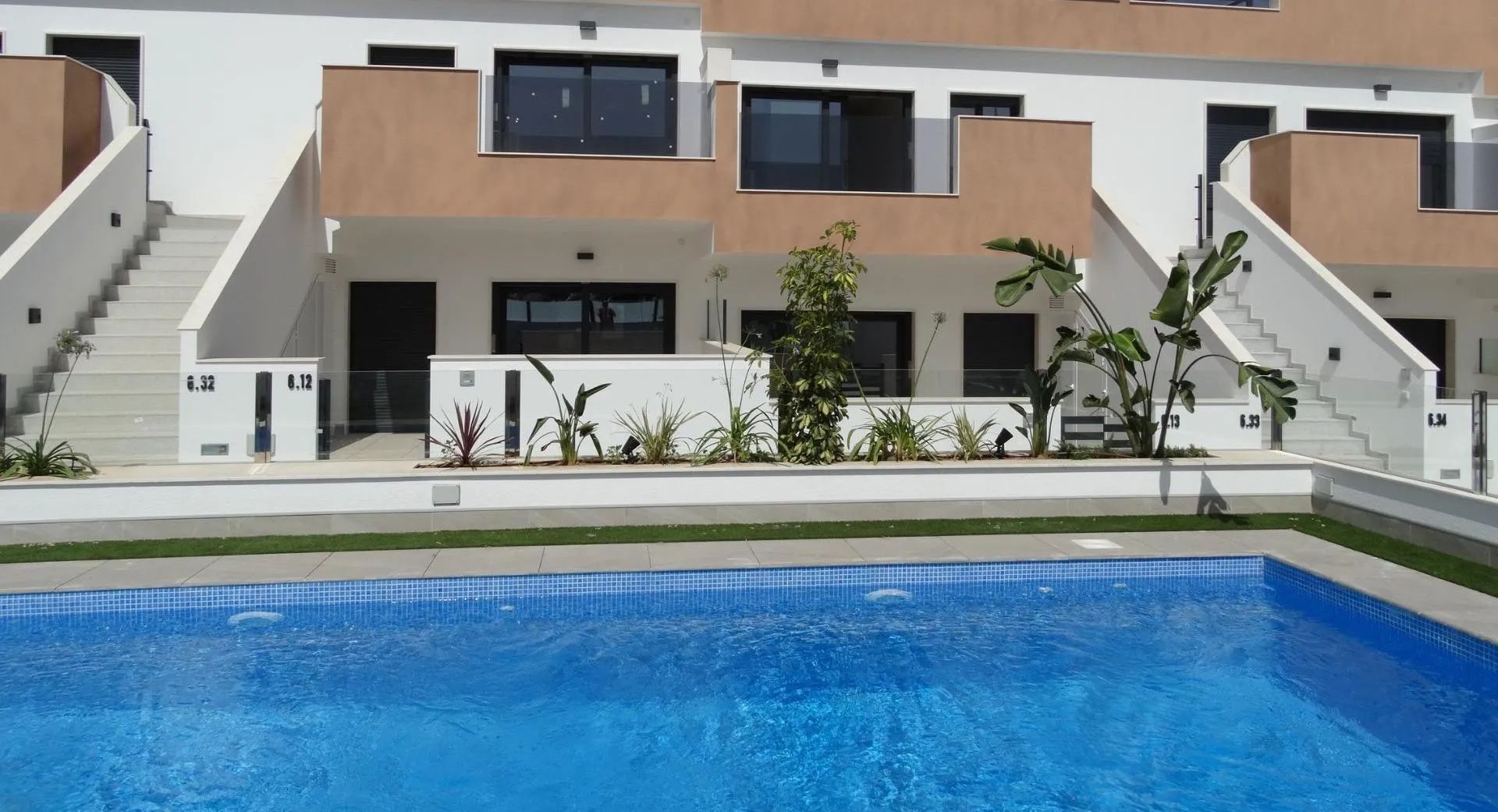 Wonen waar de zon altijd schijnt: moderne appartementen met tuin of solarium in hartje Costa Blanca foto {{pictureIndex}}