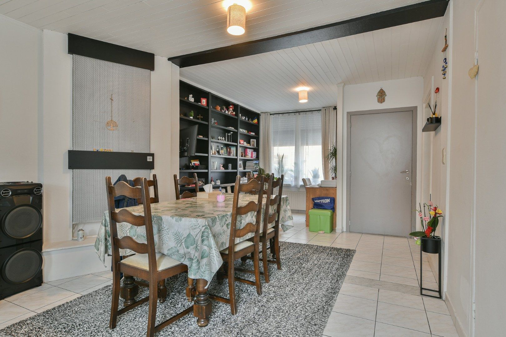 Rijwoning met 3 slaapkamers en tuin gelegen in centrum Oudenburg foto {{pictureIndex}}