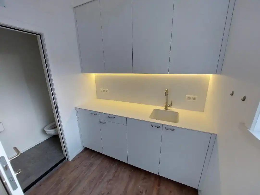 Strategisch gelegen kantoorruimte (48m²) nabij de rechtbank en het station. foto 11