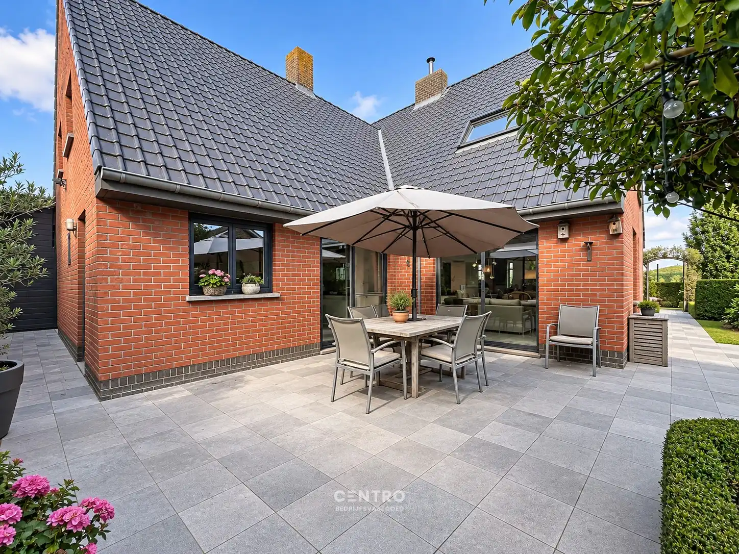 Veelzijdig bedrijfspand met ruim MAGAZIJN, TOONZAAL, KANTOREN EN COMFORTABELE WONING op 1.746 M²! foto 5