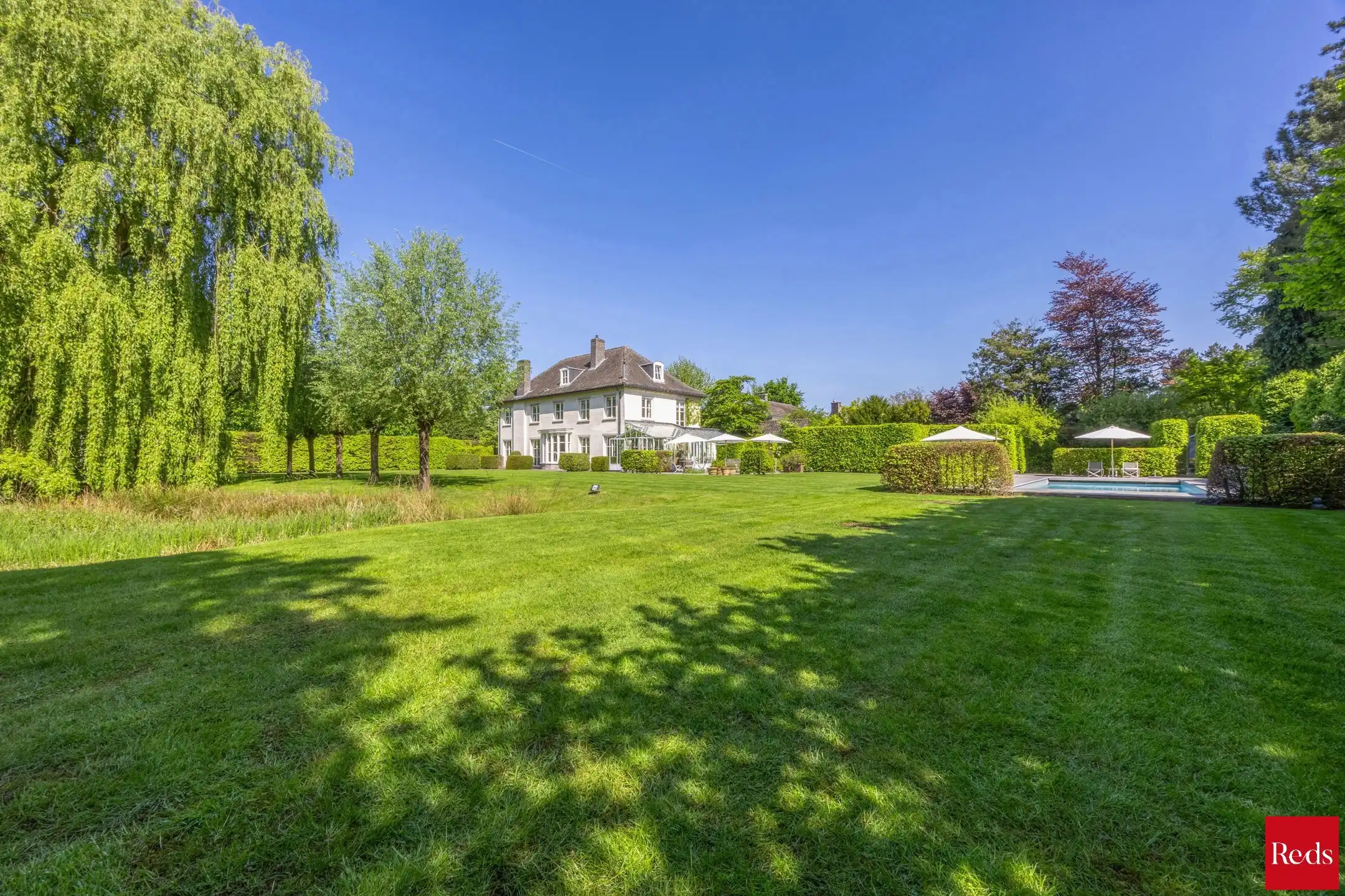 Statige luxevilla op royaal perceel van 3.877 m² met zwembad foto 4