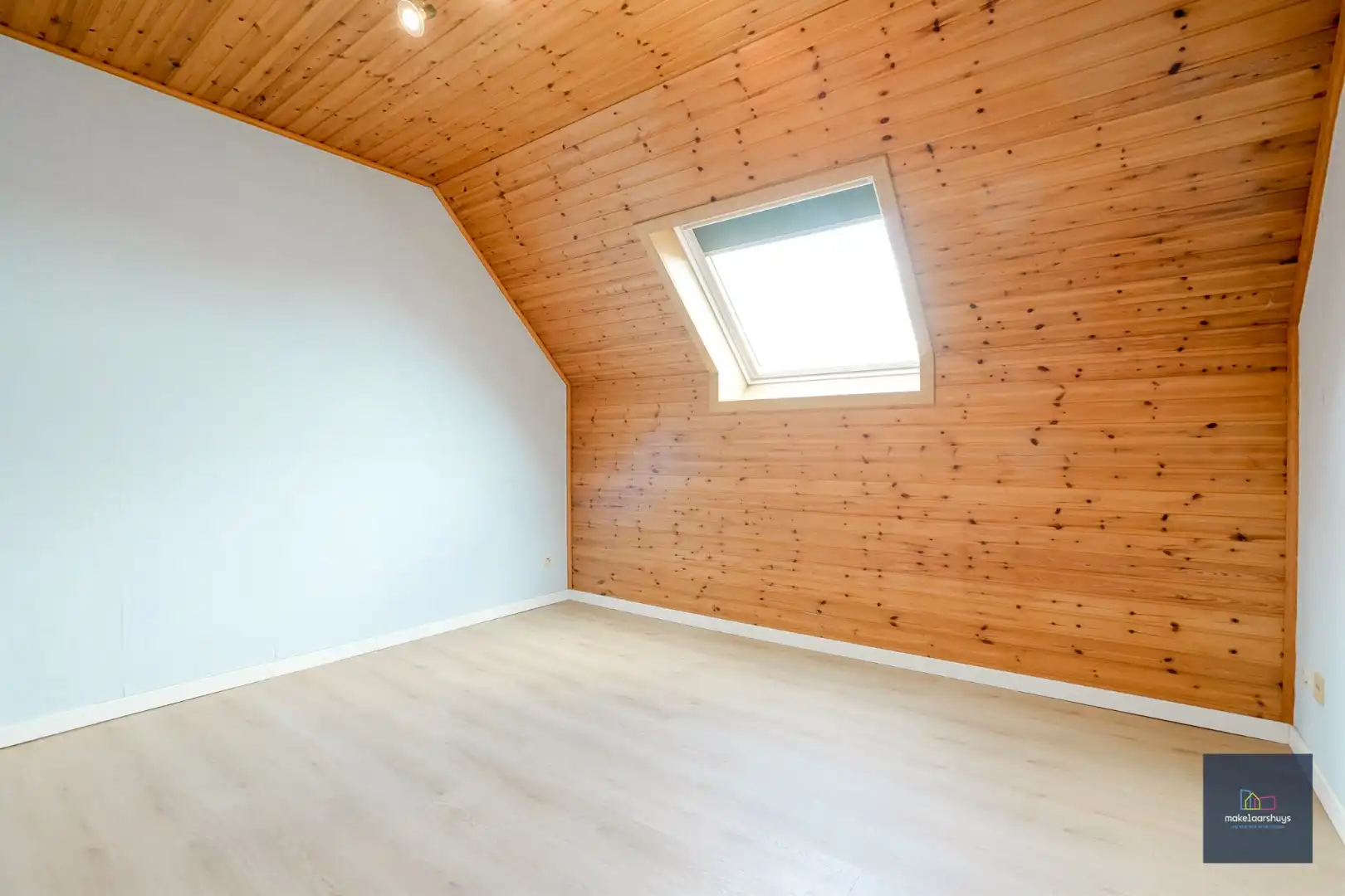 Verzorgde woning in rij met tuin en dubbele garage foto 14