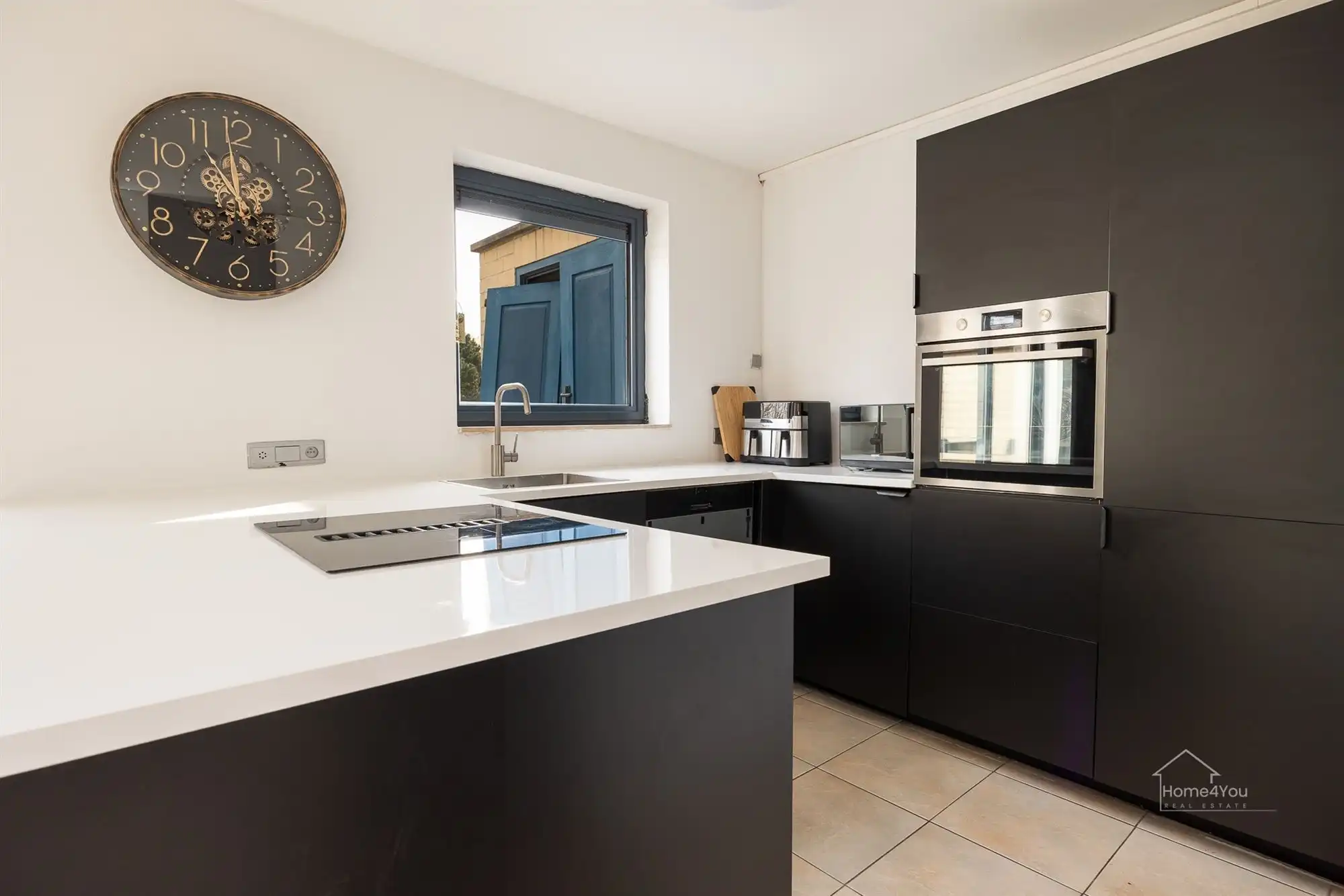 Gerenoveerd duplexappartement met privé-ingang en terras foto 7