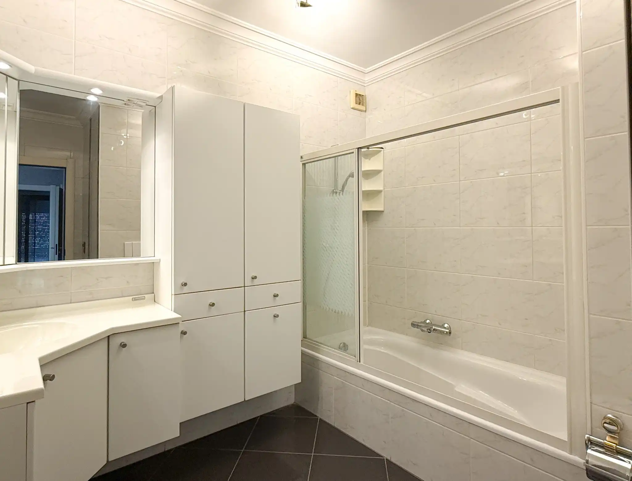 Appartement met twee slaapkamers, twee terrassen en garage in het hartje van Beveren foto 8