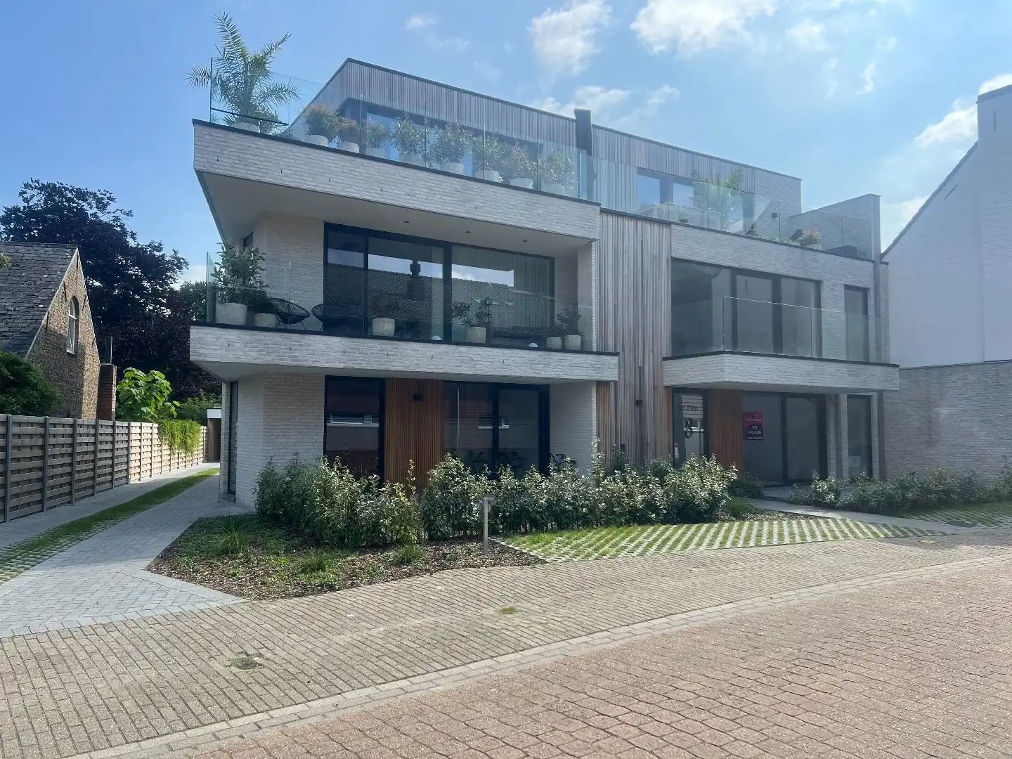 Prachtig appartement van 108,43 m² met autostaanplaats op uitstekende ligging in hartje Jabbeke foto {{pictureIndex}}