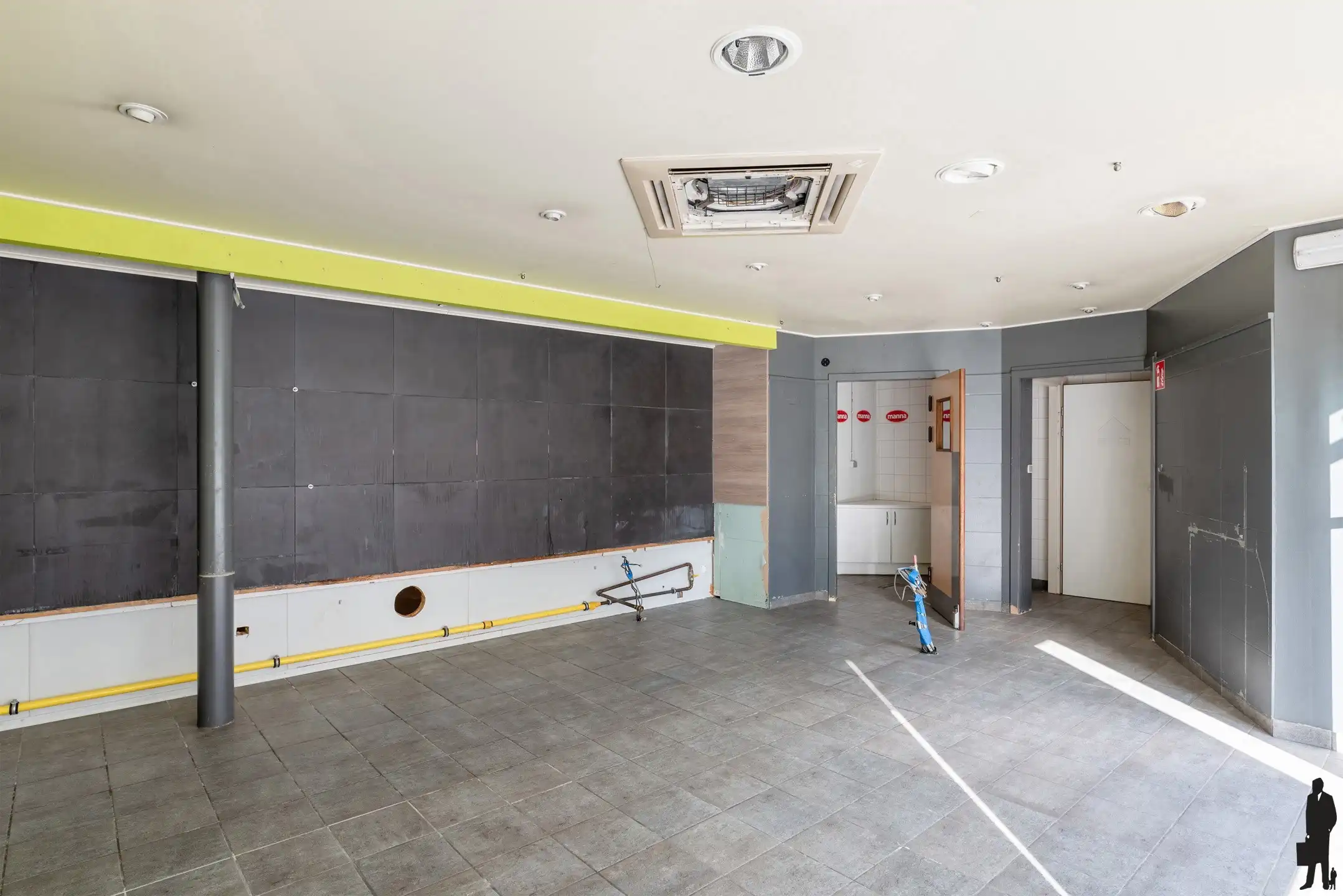 Handelsruimte van ca.163m2 aan doorgaande weg in Arendonk foto 5