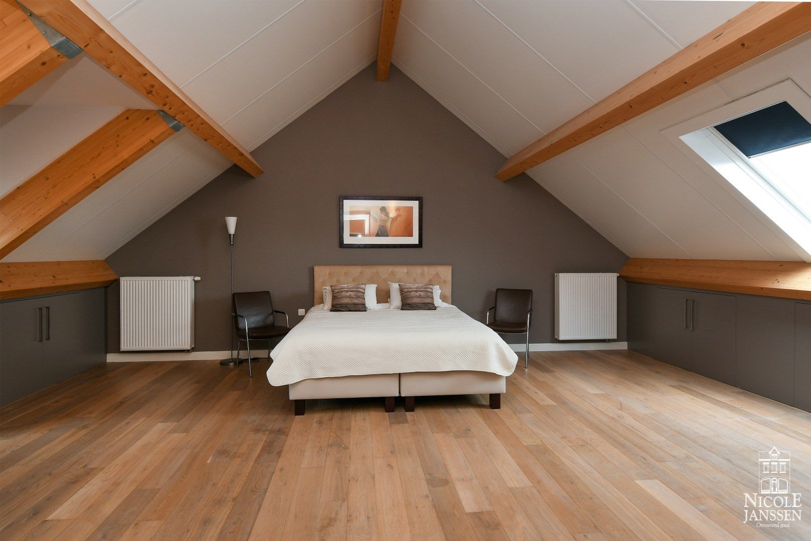 Luxueus en ruim ingedeeld landhuis met naastliggend garagegebouw met appartement foto 18