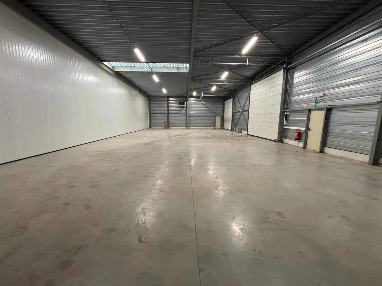 300m² opslagruimte met kantoor foto 3