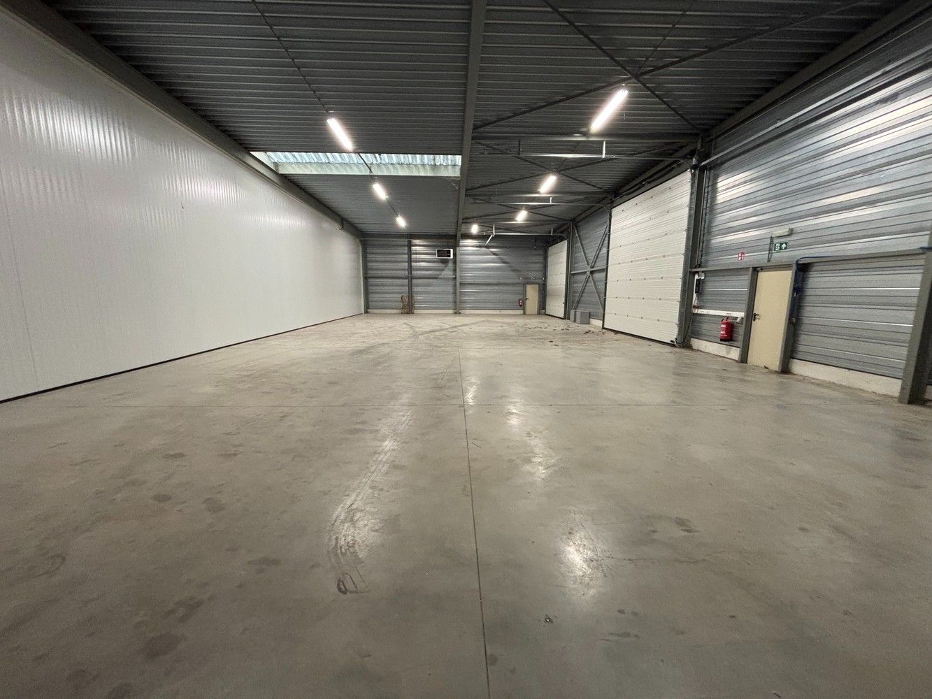 300m² opslagruimte met kantoor foto 3