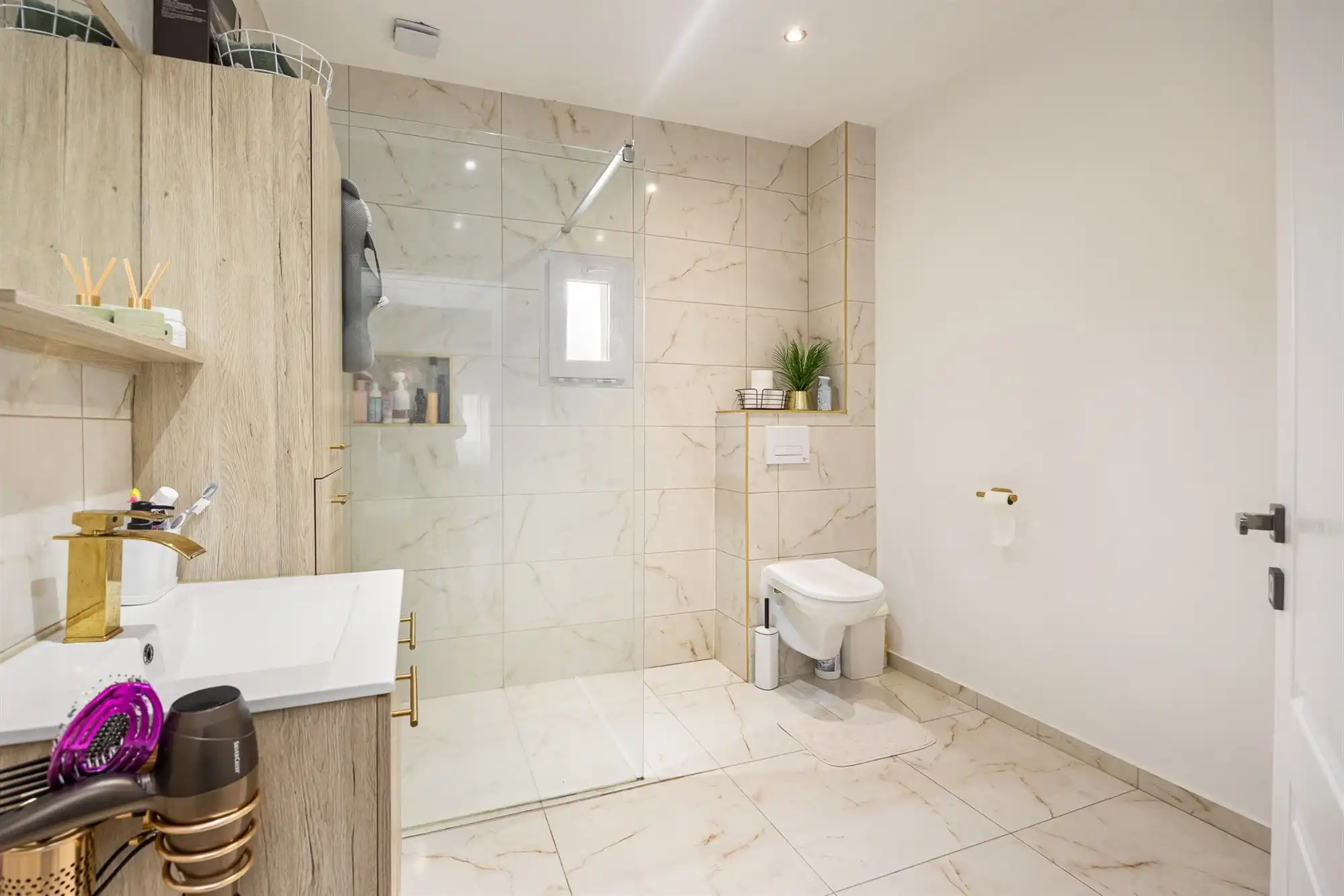 Gerenoveerde woning met drie slaapkamers en terras foto 13