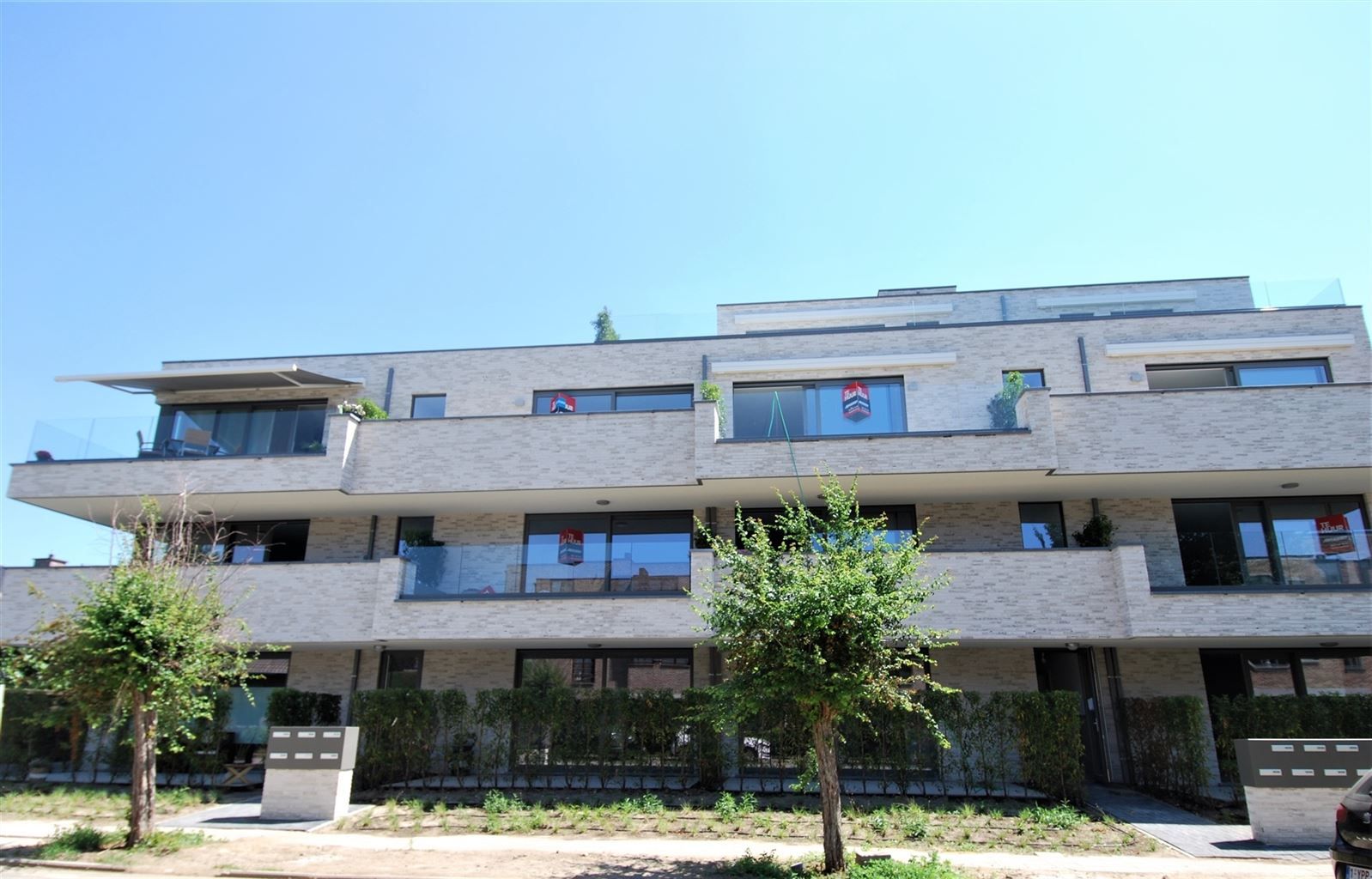 Nieuwbouwappartement met 2 slaapkamers, terras en autostaanplaats. foto 1