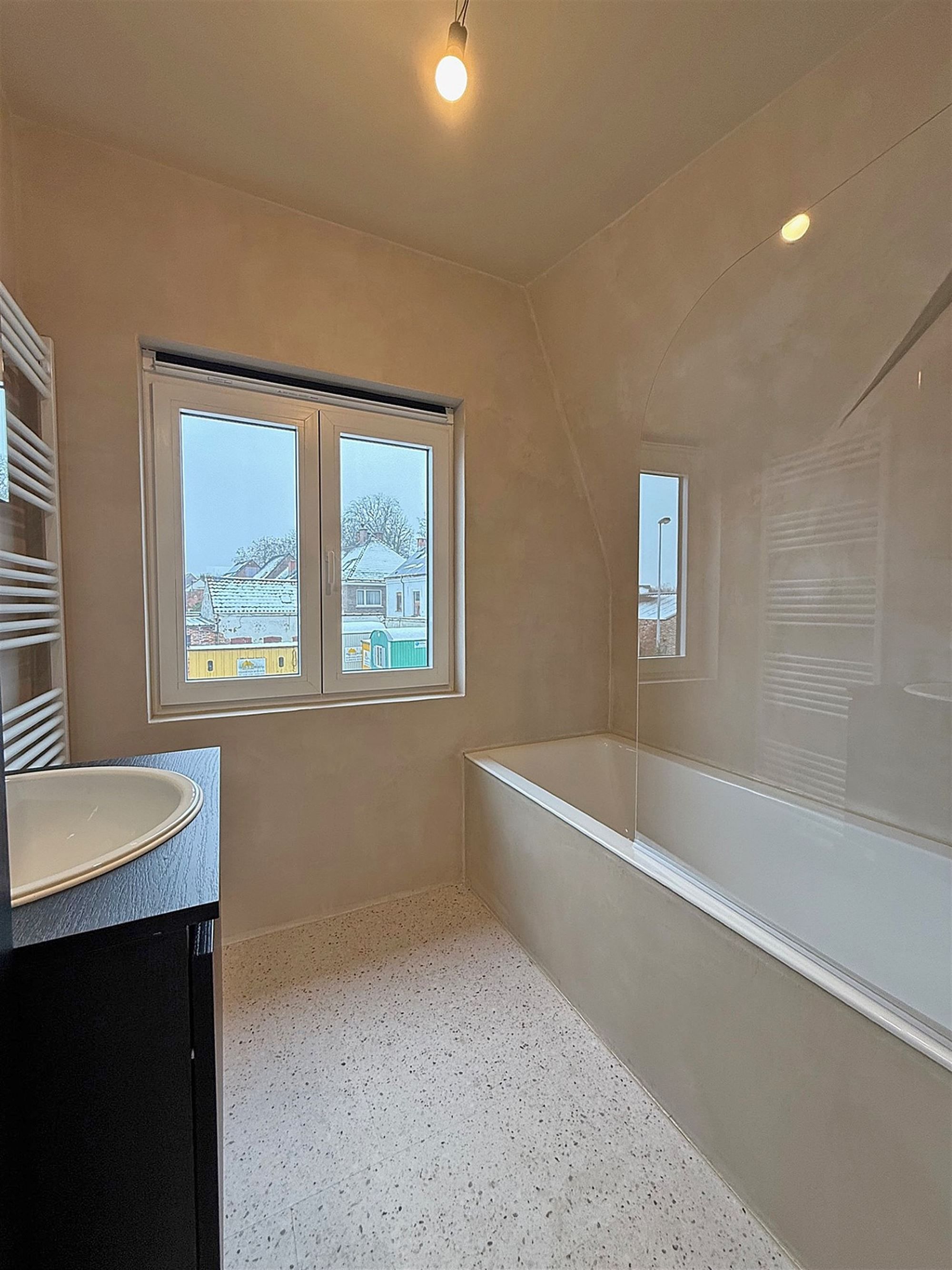 INSTAPKLARE gerenoveerde WONING met 3 slpks, badk., garage & tuintje/terras. foto 17