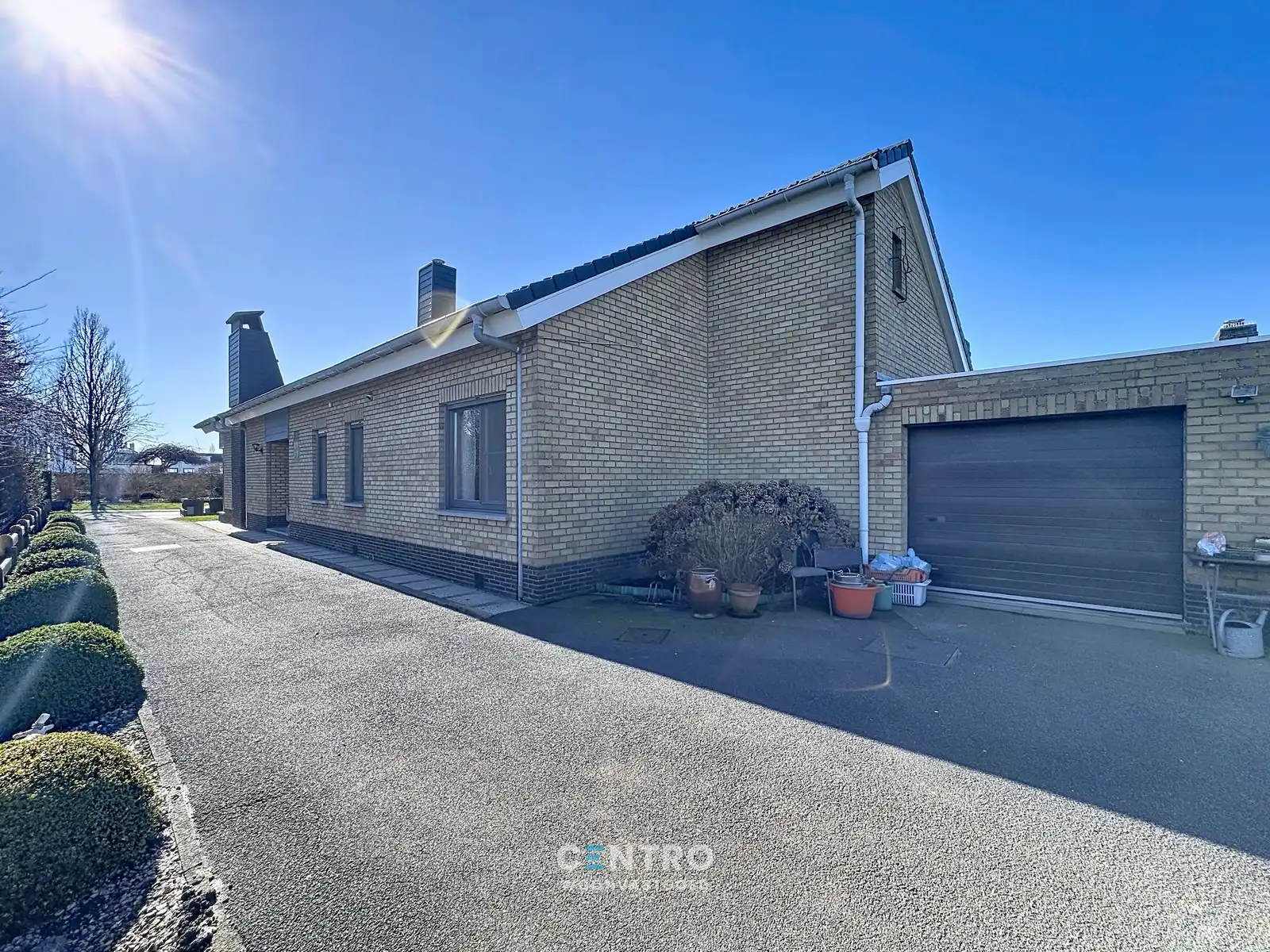 Interessant gelegen villa te Uitkerke met 3 slpks én 2 garages! foto 2