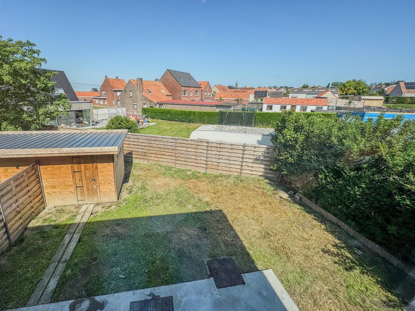 Recente woning met 3 slaapkamers, carport en tuin. foto 13