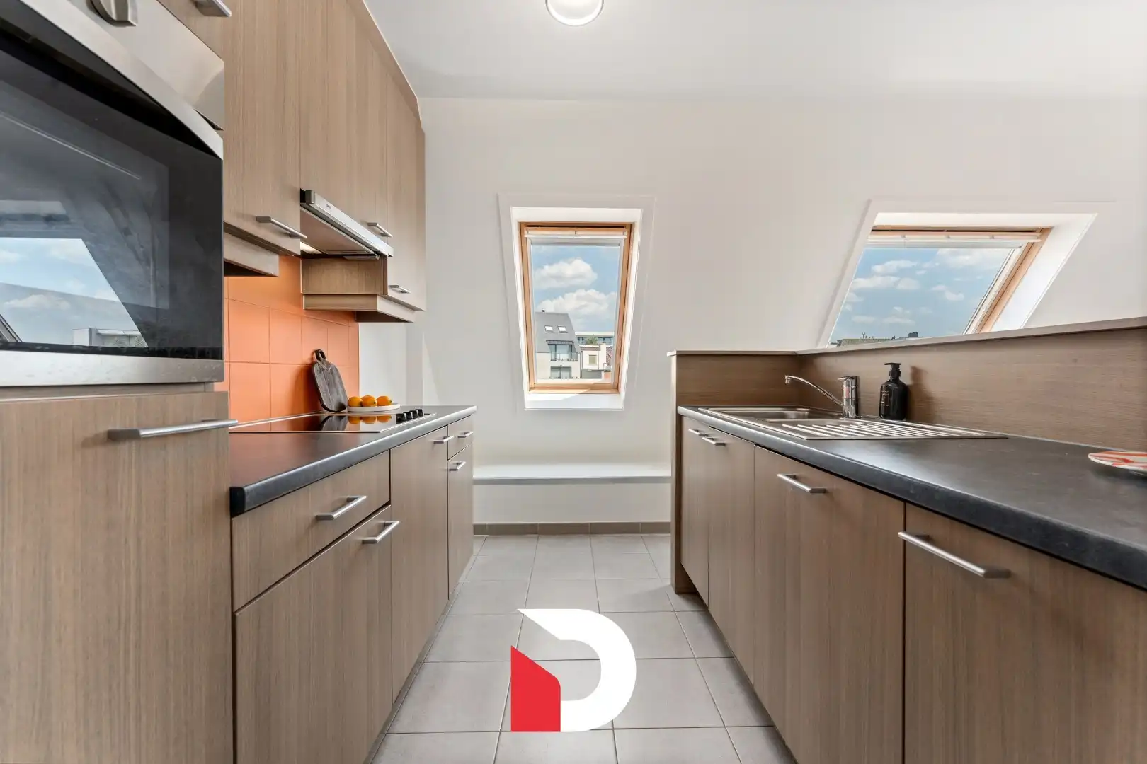 Ruim drieslaapkamerappartement met terras nabij zee foto 3