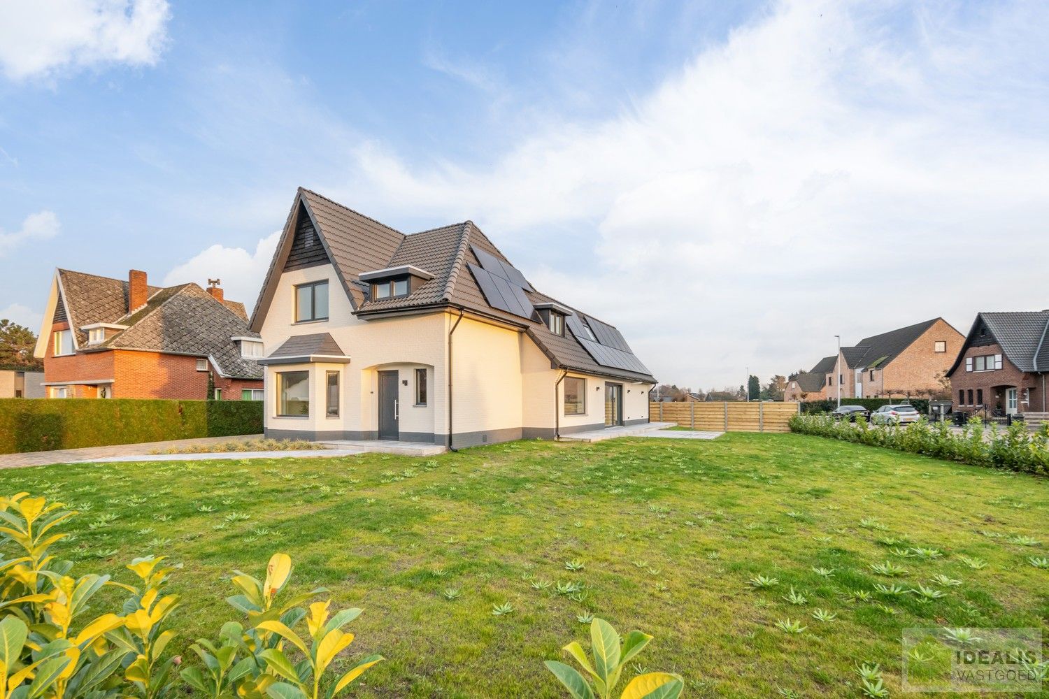 IDEALIS VASTGOED – Schitterend volledig vernieuwde woning met een heerlijke open leefruimte, luxe keuken, 3 ruime slaapkamers, een ruime luxueuze badkamer én een ruime wasplaats! Dit heerlijke huis bevindt zich op een volledig nieuw aangelegd perceel van 7a 88ca vlakbij het centrum van Hamont-Achel, op slechts enkele minuten van de Nederlandse grens - EEN MUST VISIT! - foto 5