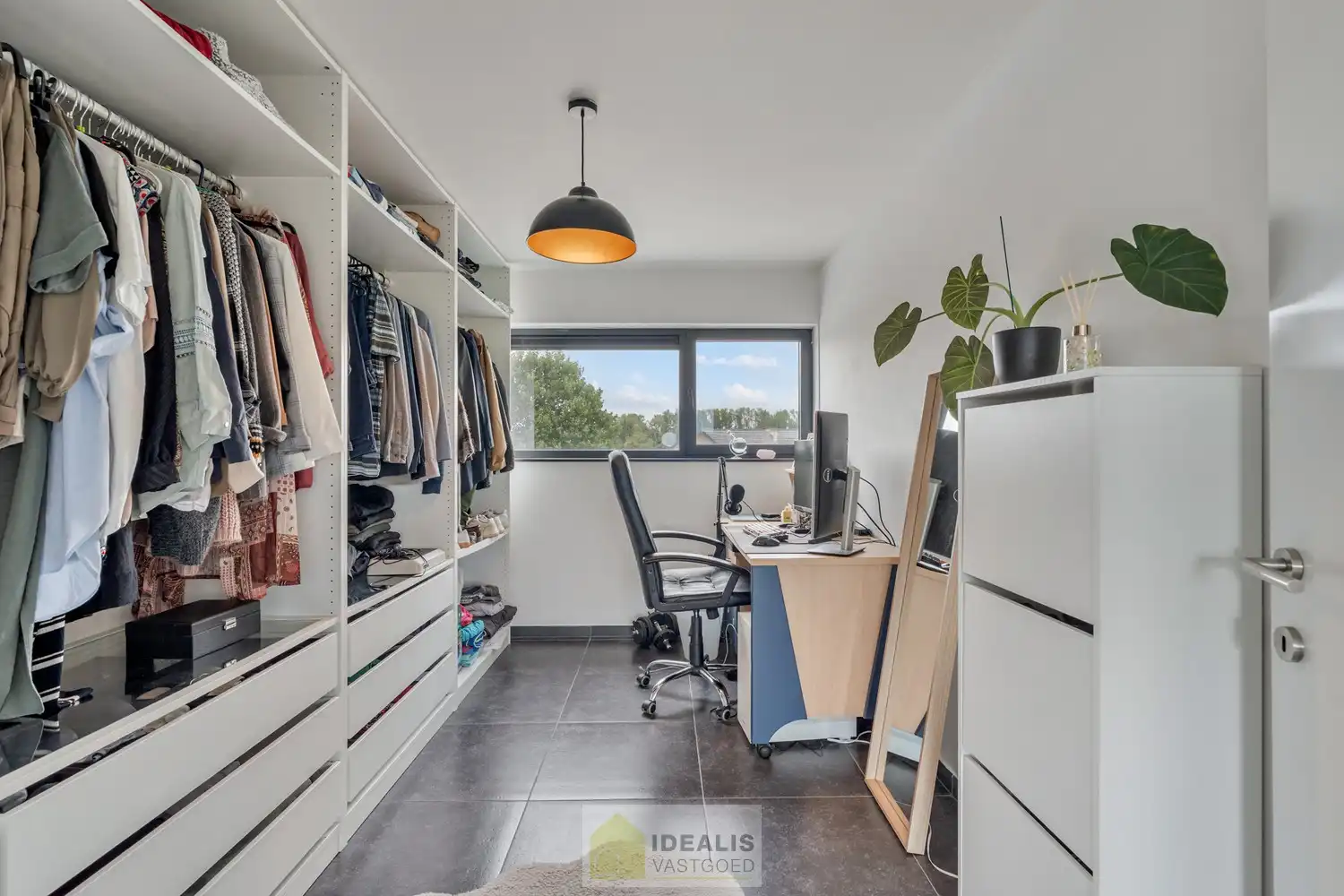 IDEALIS VASTGOED – GELIJKVLOERSE KANTOORRUIMTE MET BOVENLIGGEND APPARTEMENT OP EEN ZICHTLOCATIE IN DIEPENBEEK! Deze gelijkvloerse kantoorruimte van + - 105m² met bovenliggend apart toegankelijk appartement van + - 97 m² met zeer ruim terras is gelegen langs de Steenweg in Diepenbeek en heeft ruim voldoende parkeergelegenheid op eigen terrein. De perfecte zet voor zij die op zoek zijn naar een interessante investering op een zichtlocatie! foto 24