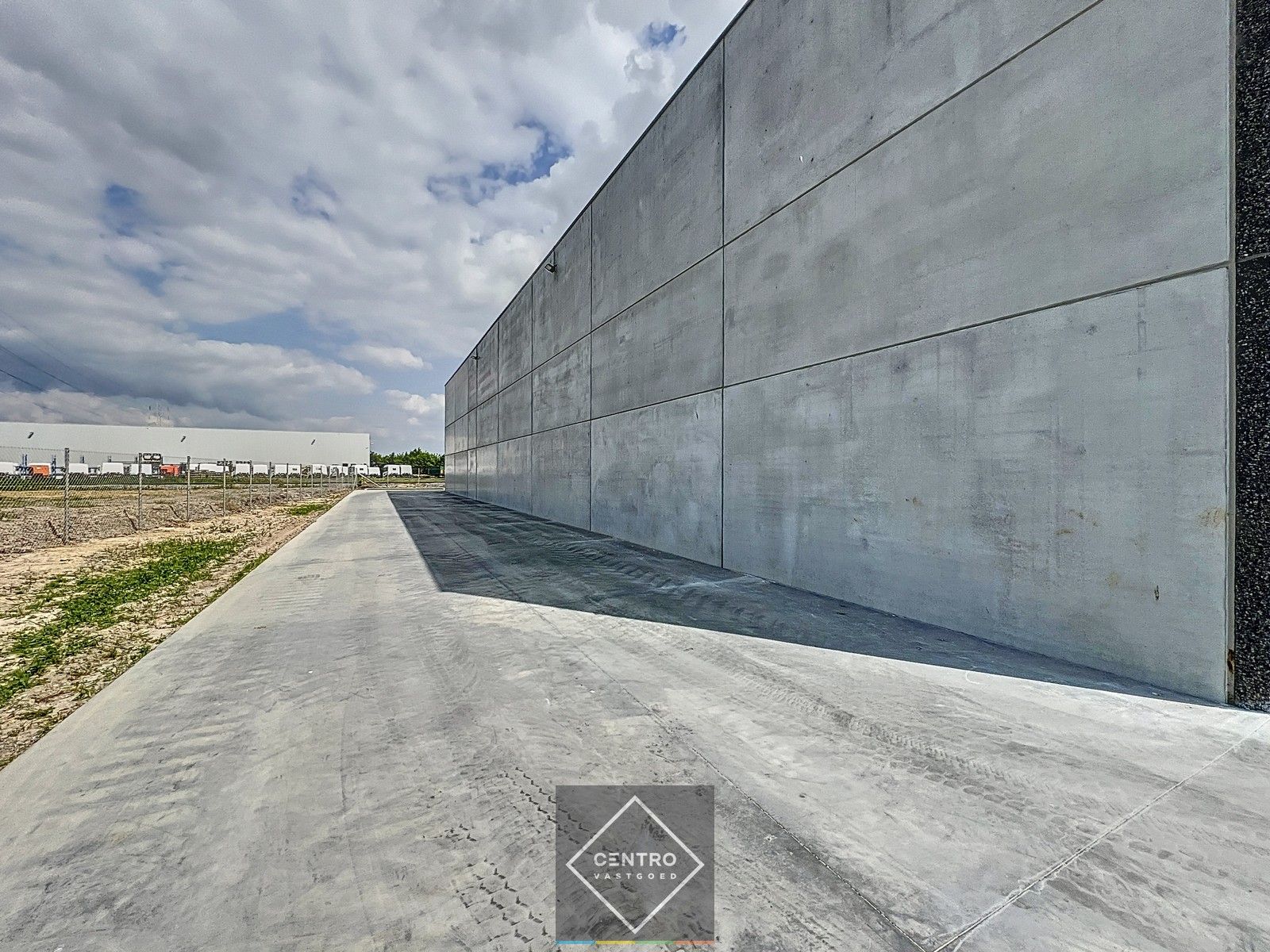 NB MAGAZIJN van 180m² (vrije hoogte 7m !) , voorzien van sectionaalpoort, deur, raam en 2 parkeerplaatsen te SLEIHAGE (Oostnieuwkerke). foto 10