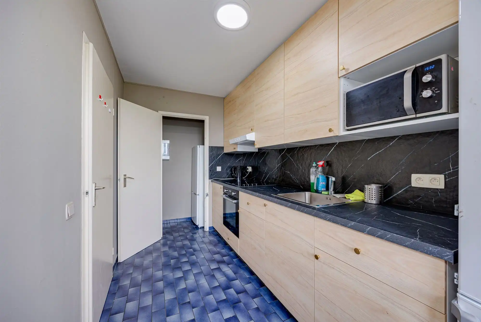 Op te frissen 2-slaapkamer appartement met terras foto 5