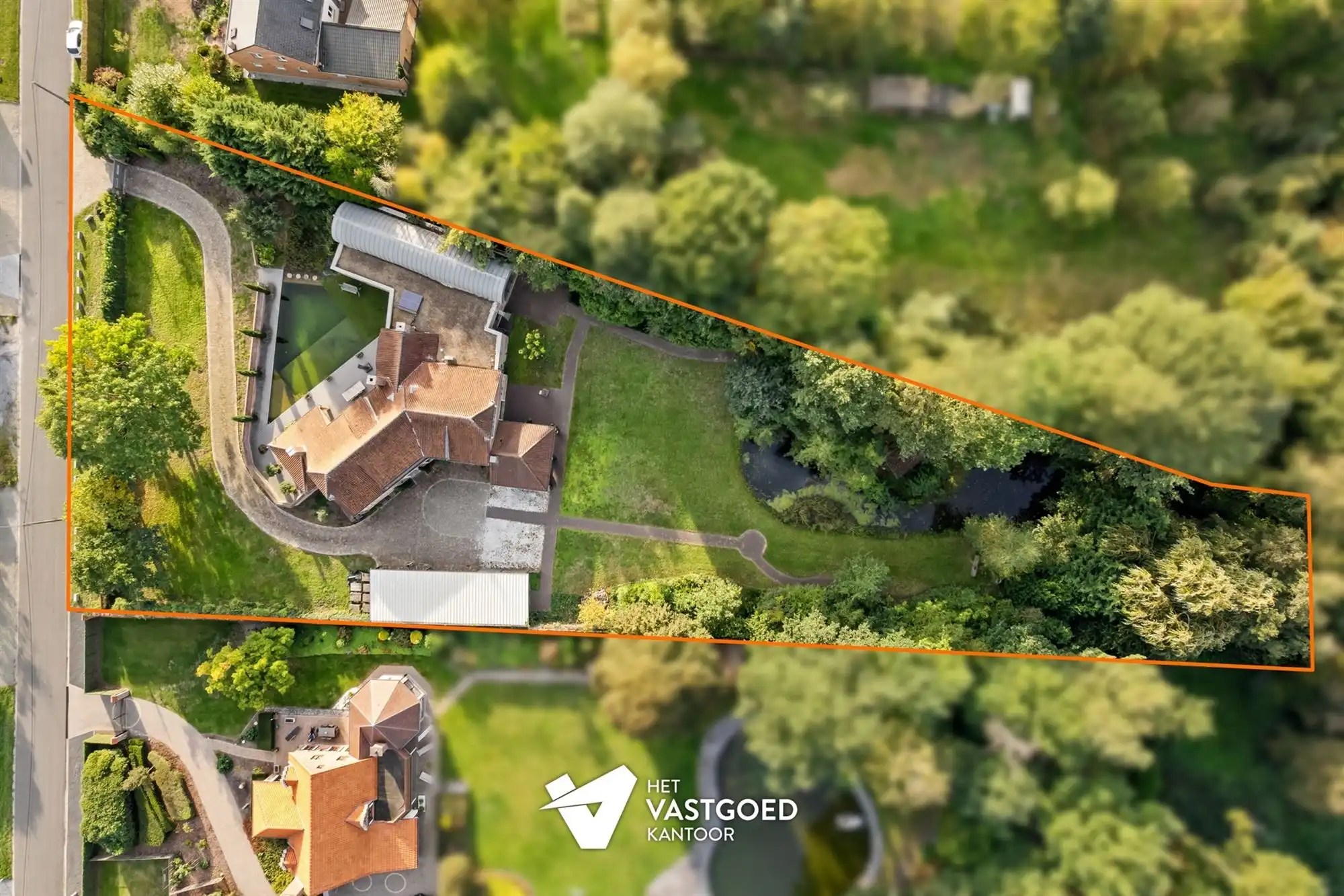 PRACHTIGE AUTHENTIEKE VILLA (585M²) MET BINNENZWEMBAD EN ZWEMVIJVER OP EEN PERCEEL VAN 48A75 TE KERMT foto 4
