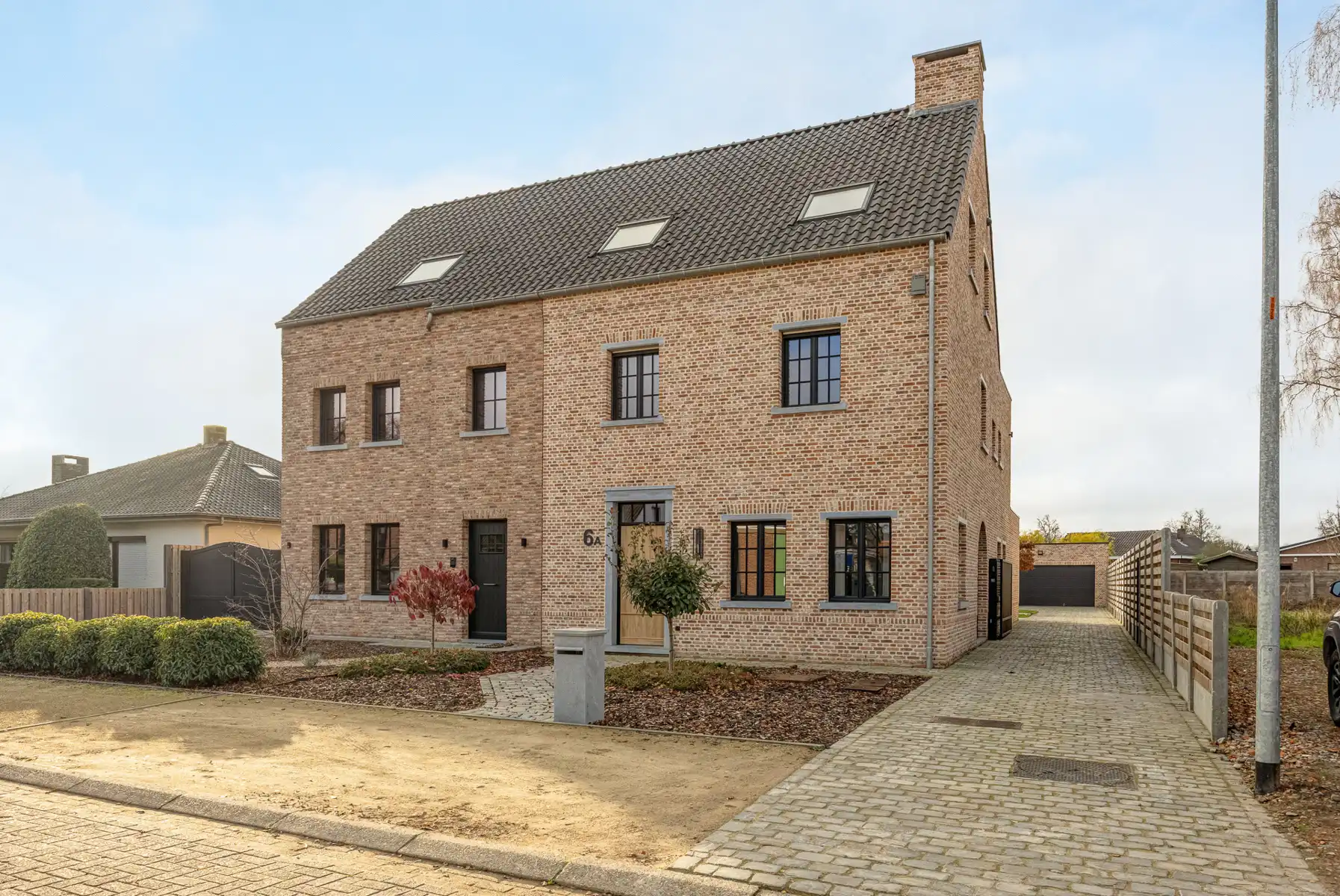 Kwaliteitsvolle energiezuinige woning met 5 slaapkamers in Merksplas. foto {{pictureIndex}}