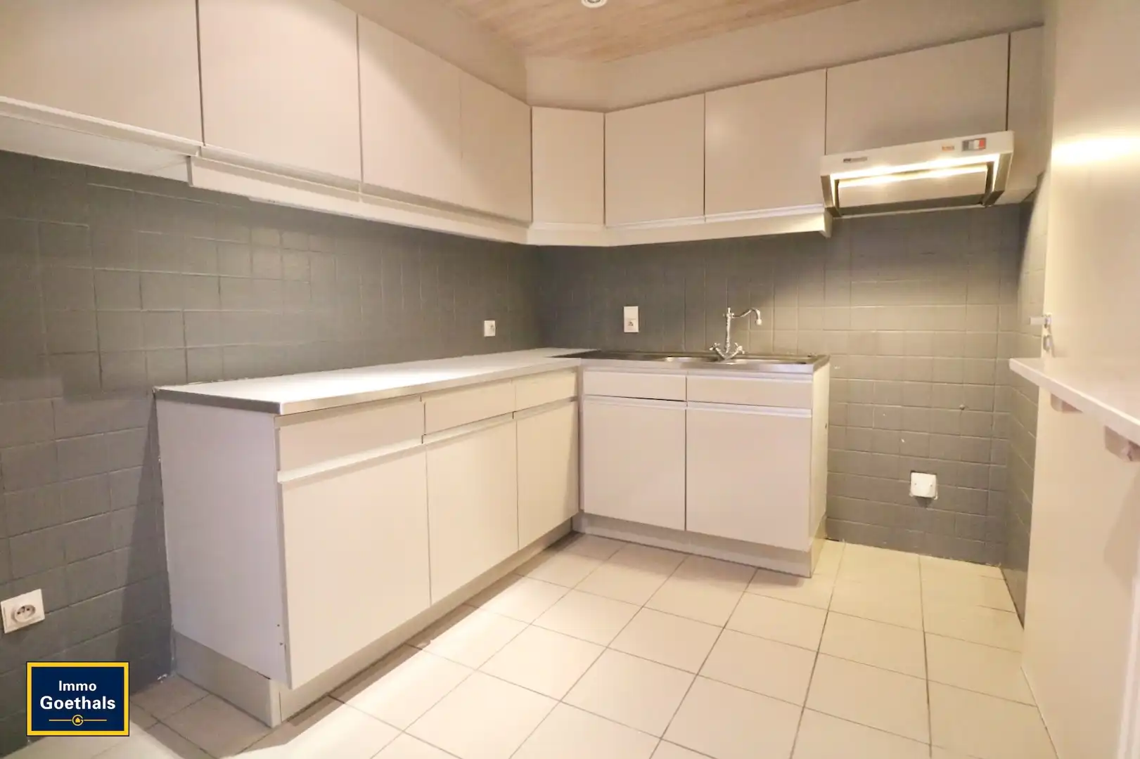 CENTRAAL GELEGEN APPARTEMENT MET GROOT TERRAS IN GARAGE. foto 9